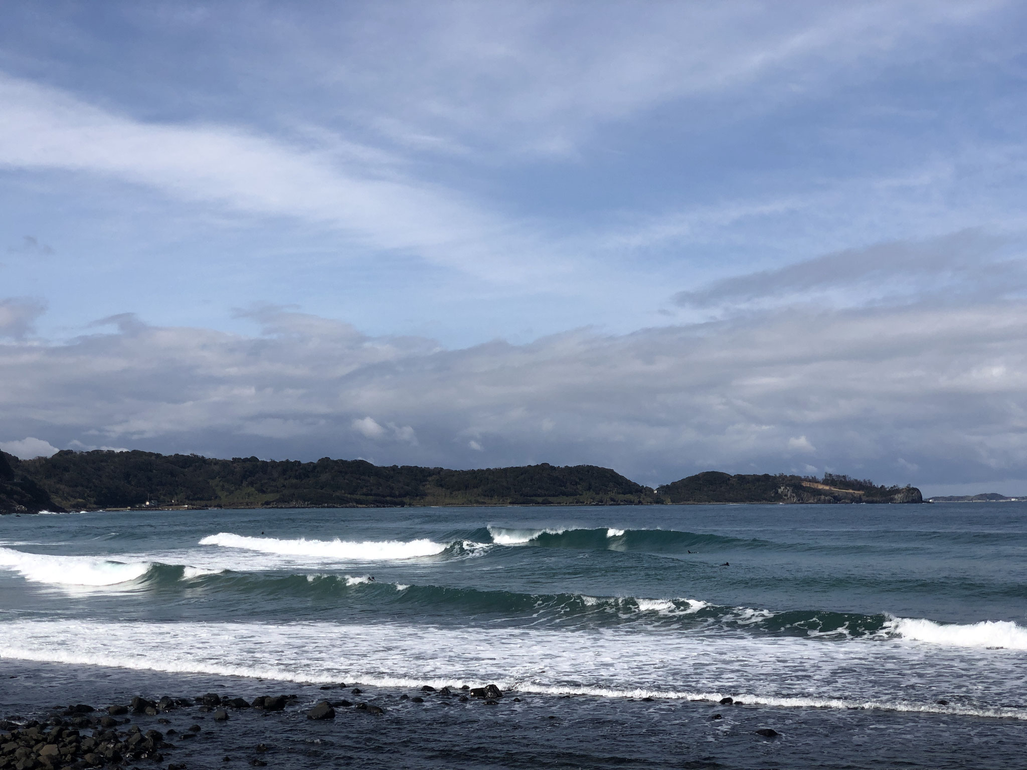 九州日本海でも有数の棚に加えて、うねりを敏感に拾う立神は、メジャーポイントながら、多くのサーファーに愛される場所。敬意を持って接したい。