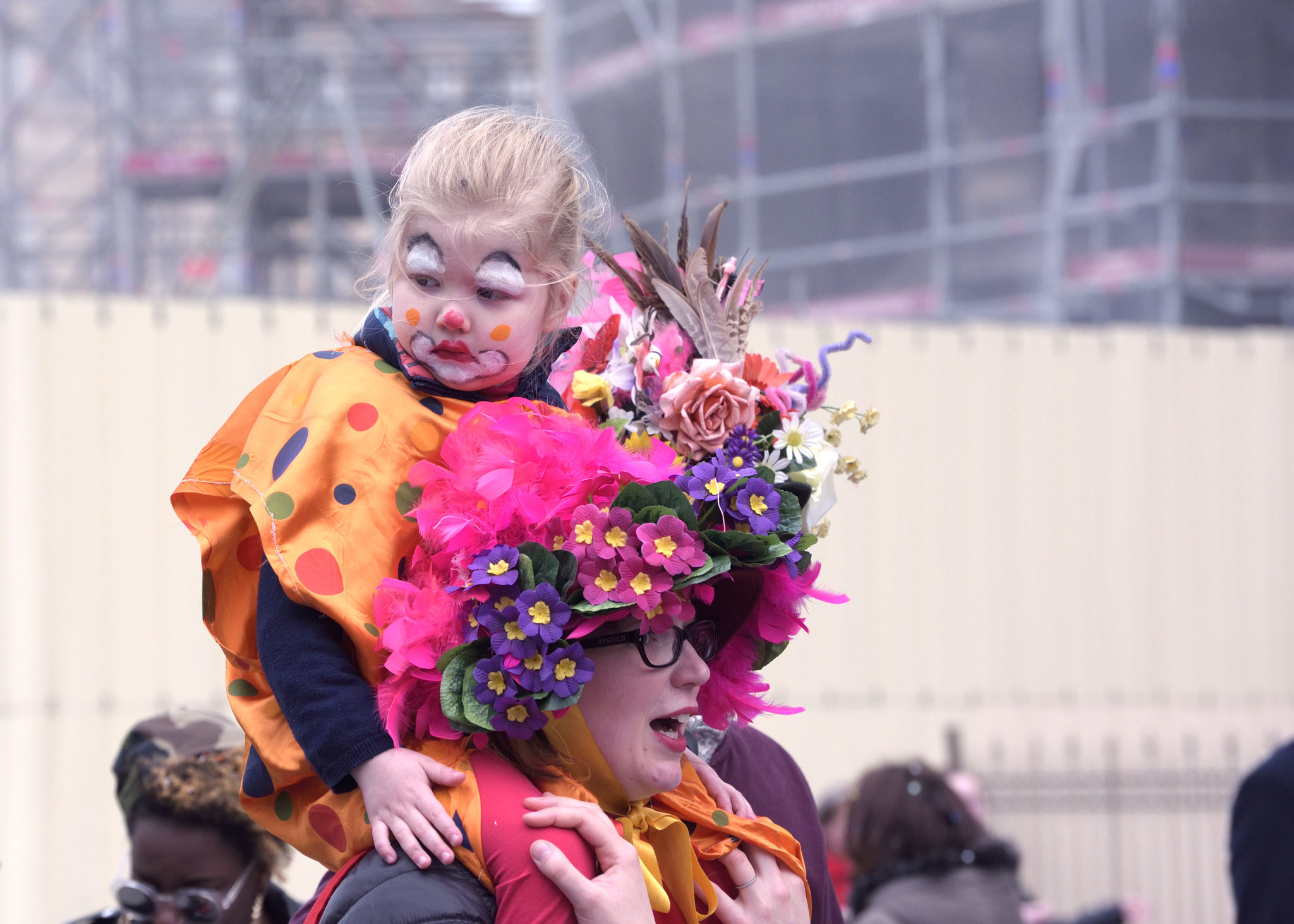 Une jeune spectatrice et sa maman