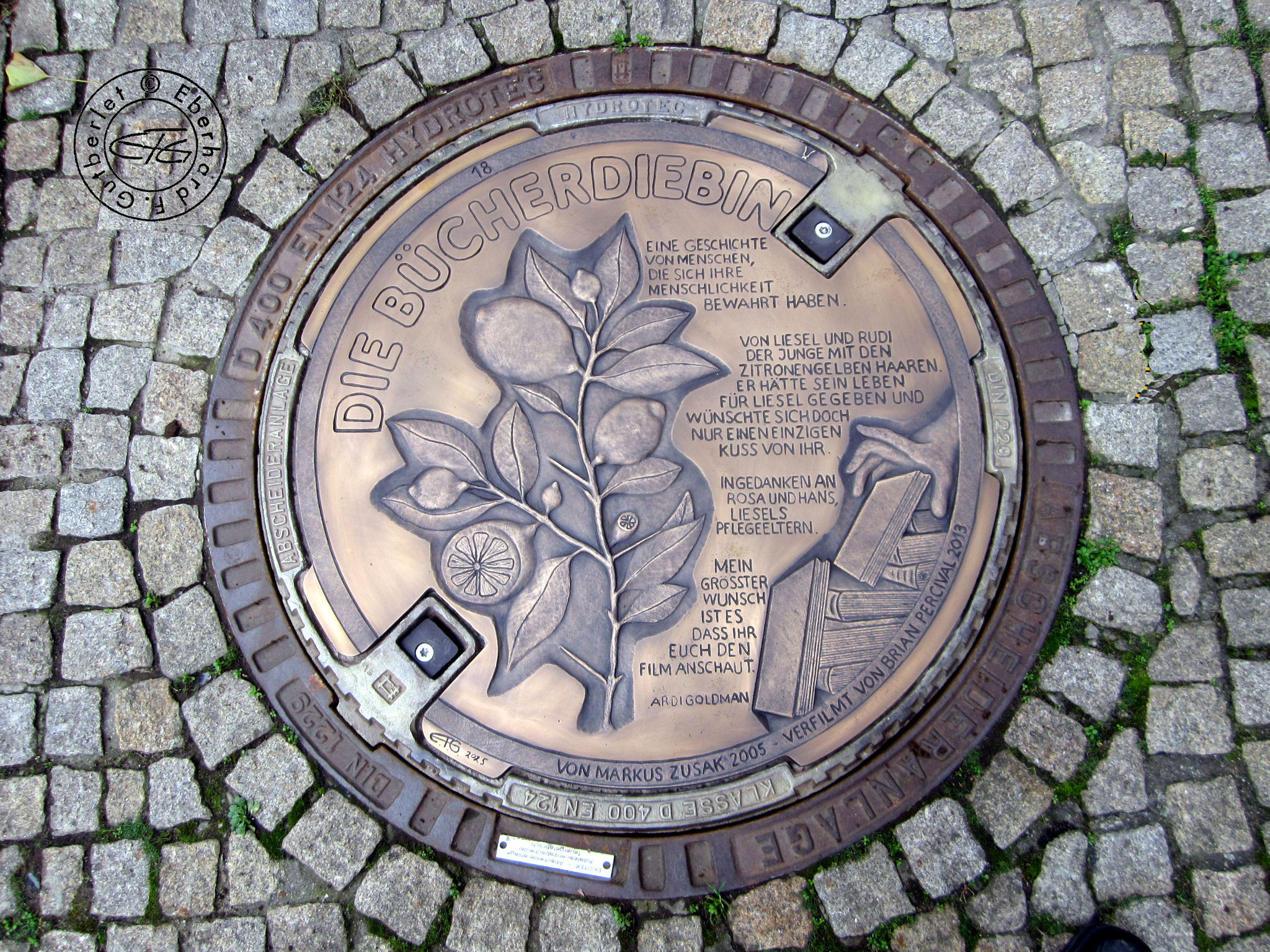 Die Bücherdiebin – Bronzeguss, Ø 640 mm, 2025