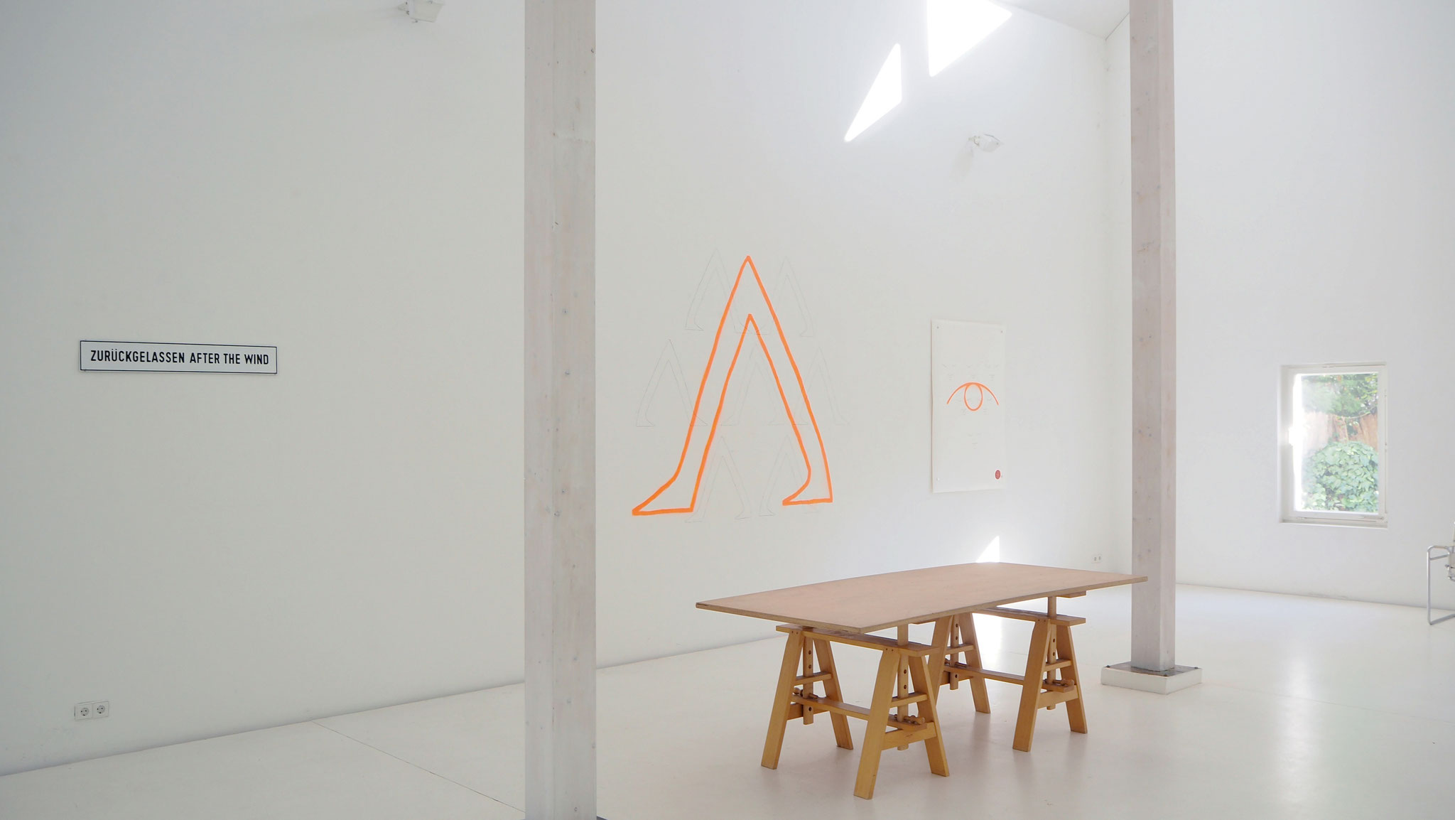 Exhibition view Lawrence Weiner 1994 & Ugo Dossi 2020