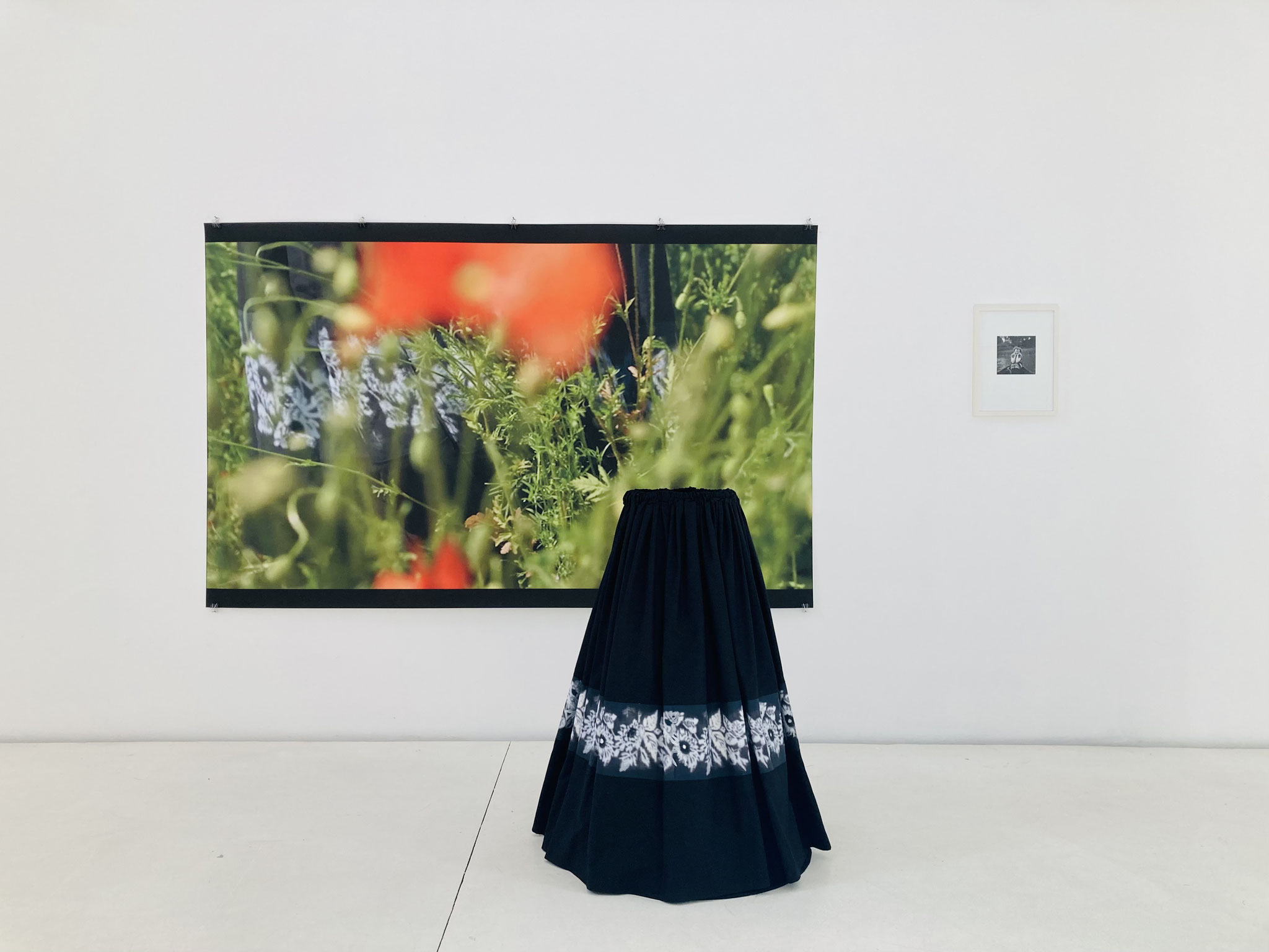 Ursula Neugebauer I schwarzer Schnee 2019 I Installation, Rock, Stoff mit Blumenprint, Stahlgestell, s/w Photographie, 240 x 120 x 250 (Maße variabel)