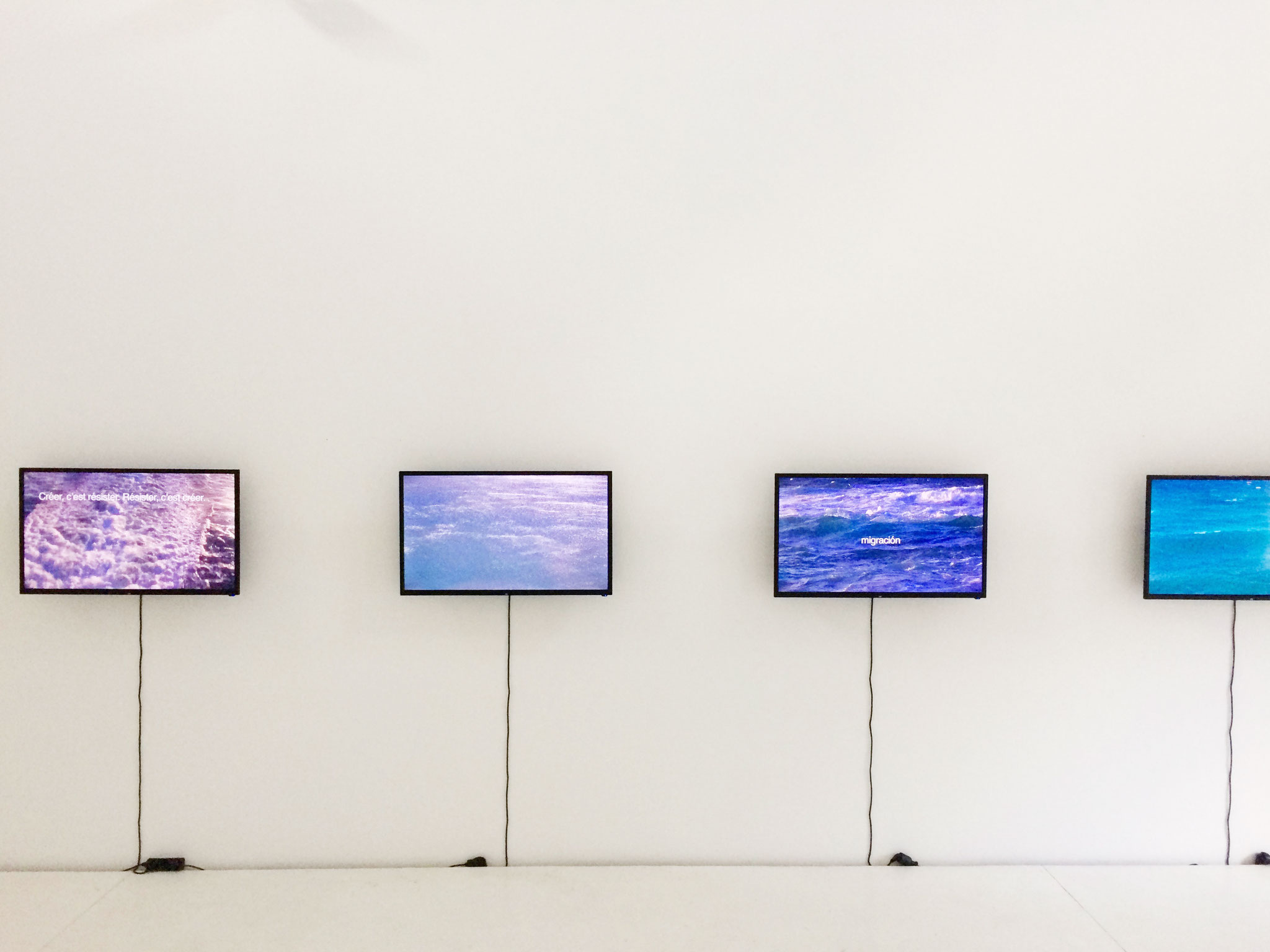 Antoni Muntadas, Aller/Retour, 2013/17, video installation, 6 Led monitors, 700 x 60 cm