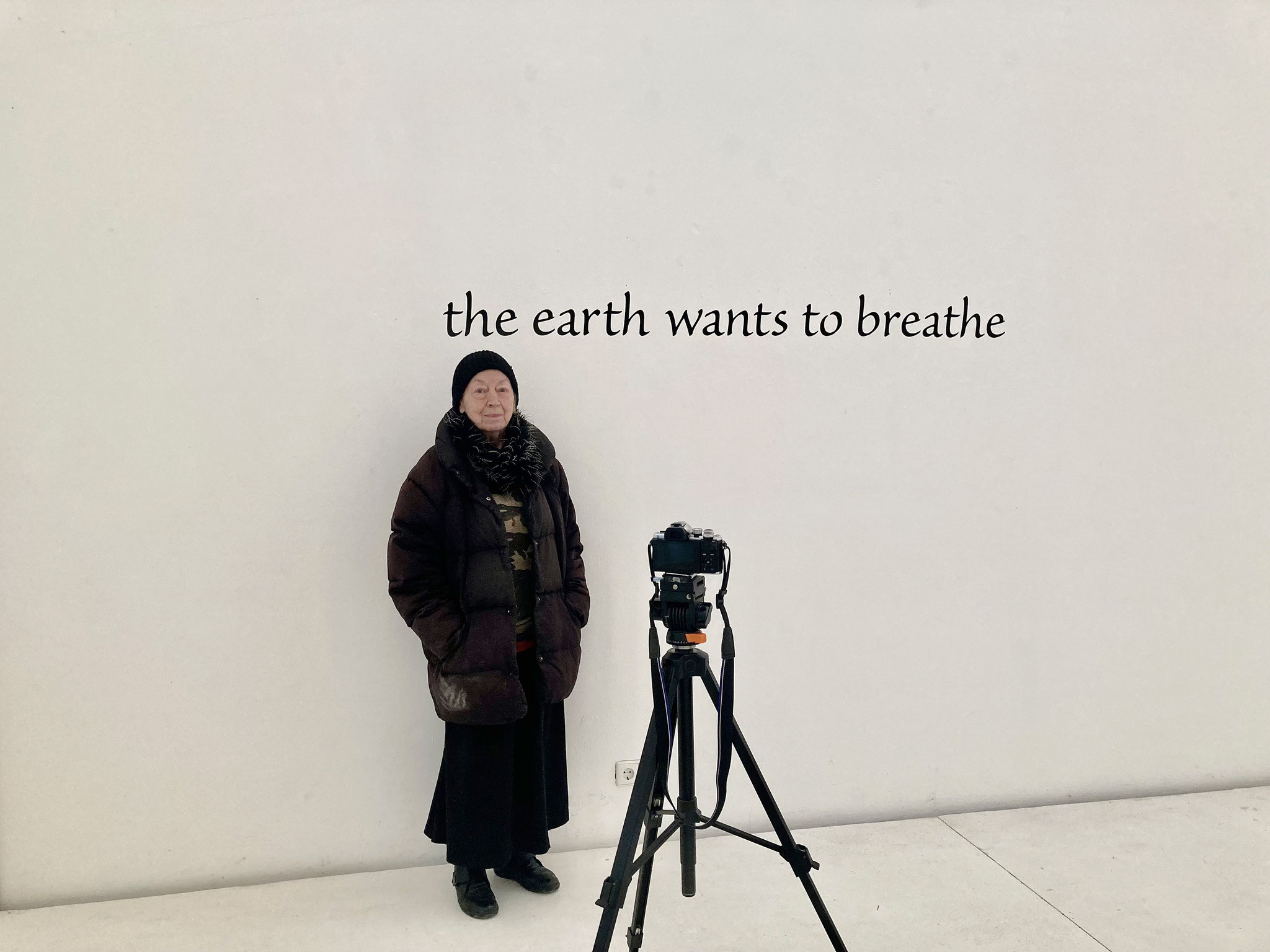 Brigitte March in front of Myra Brooklyn's the earth wants to breath, 1983/2020