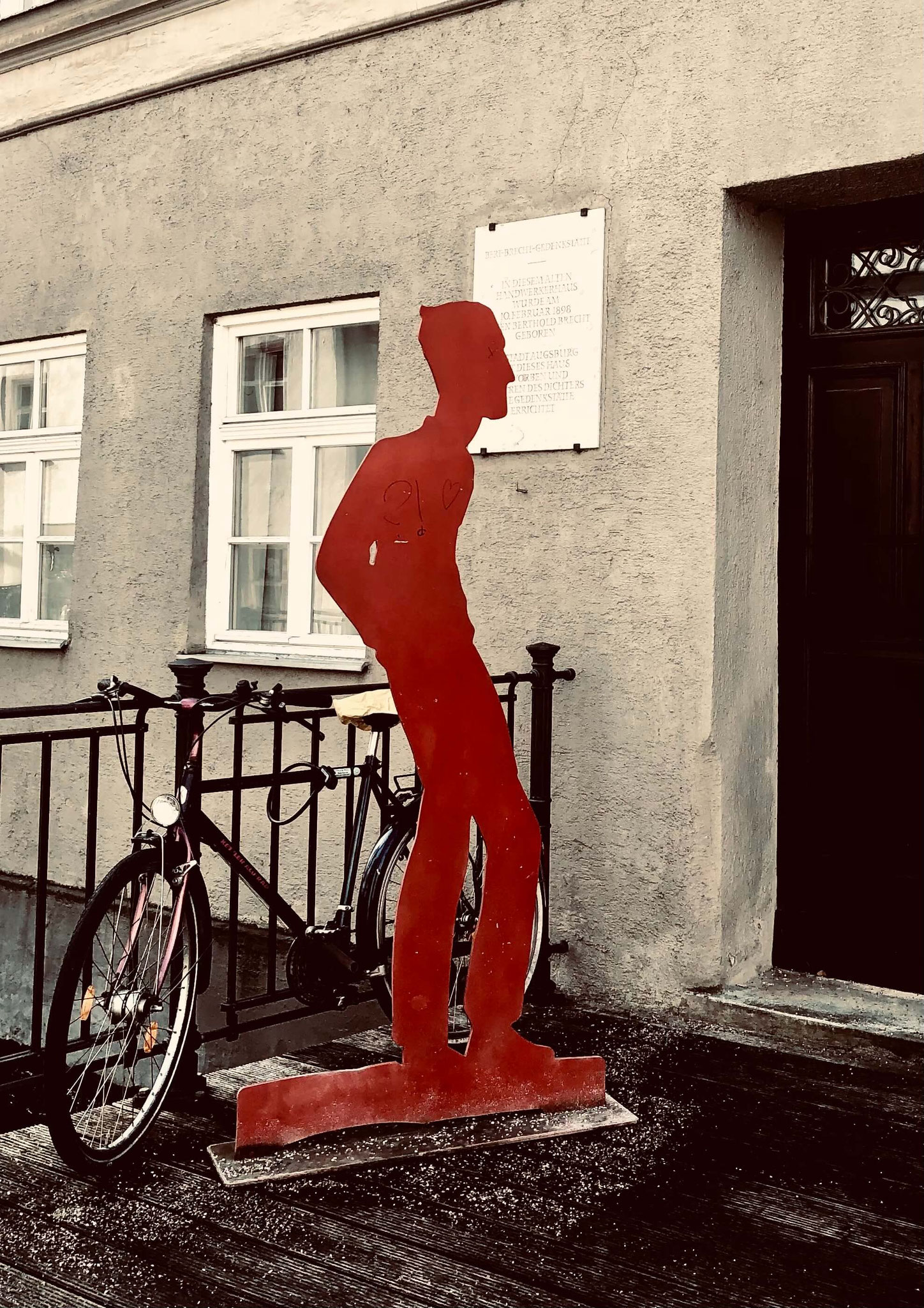 Bert Brecht vor seinem Geburtshaus in der Augsburger Altstadt