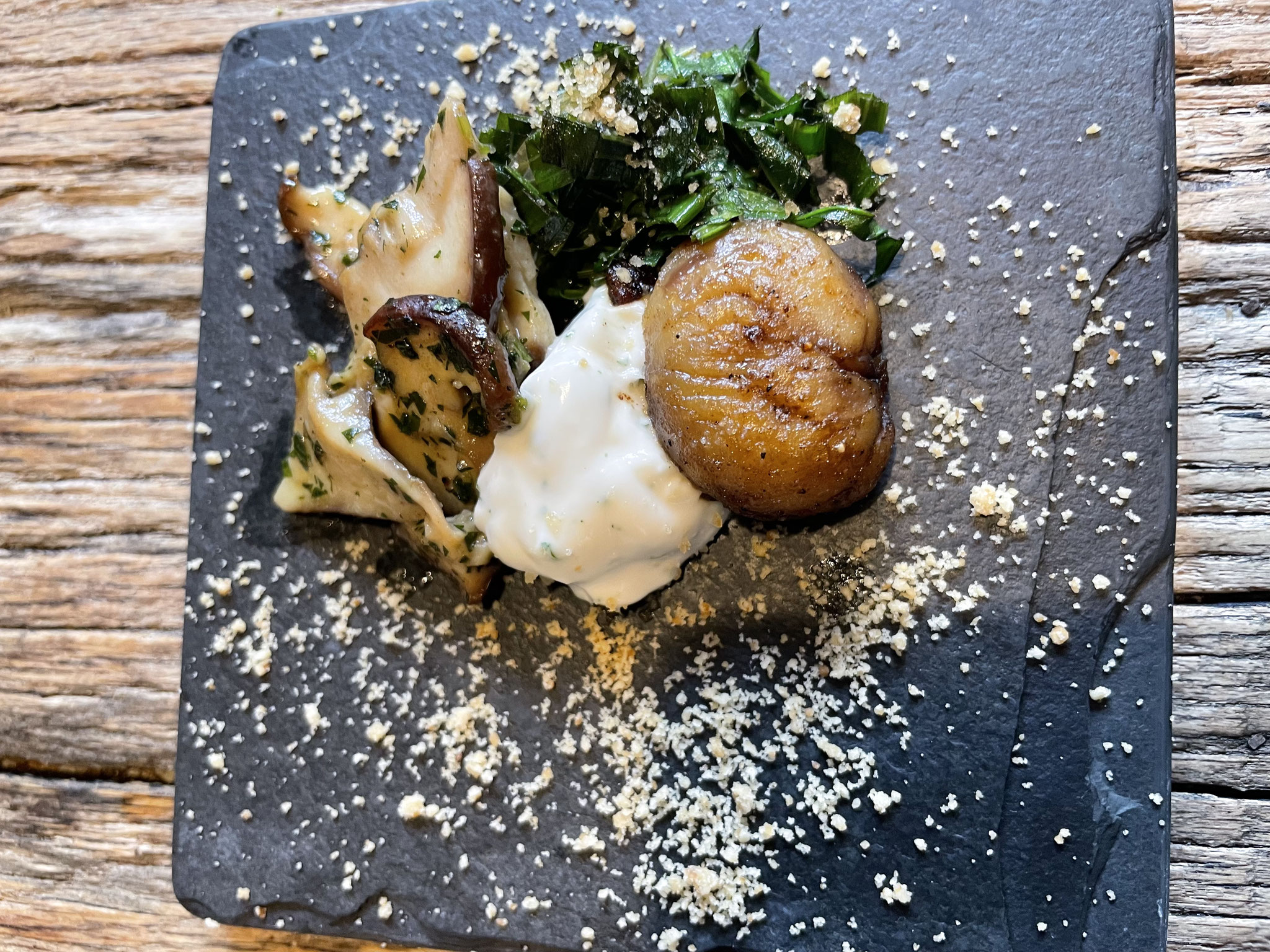 petite rissolée de champignon au lierre terrestre, plantain..