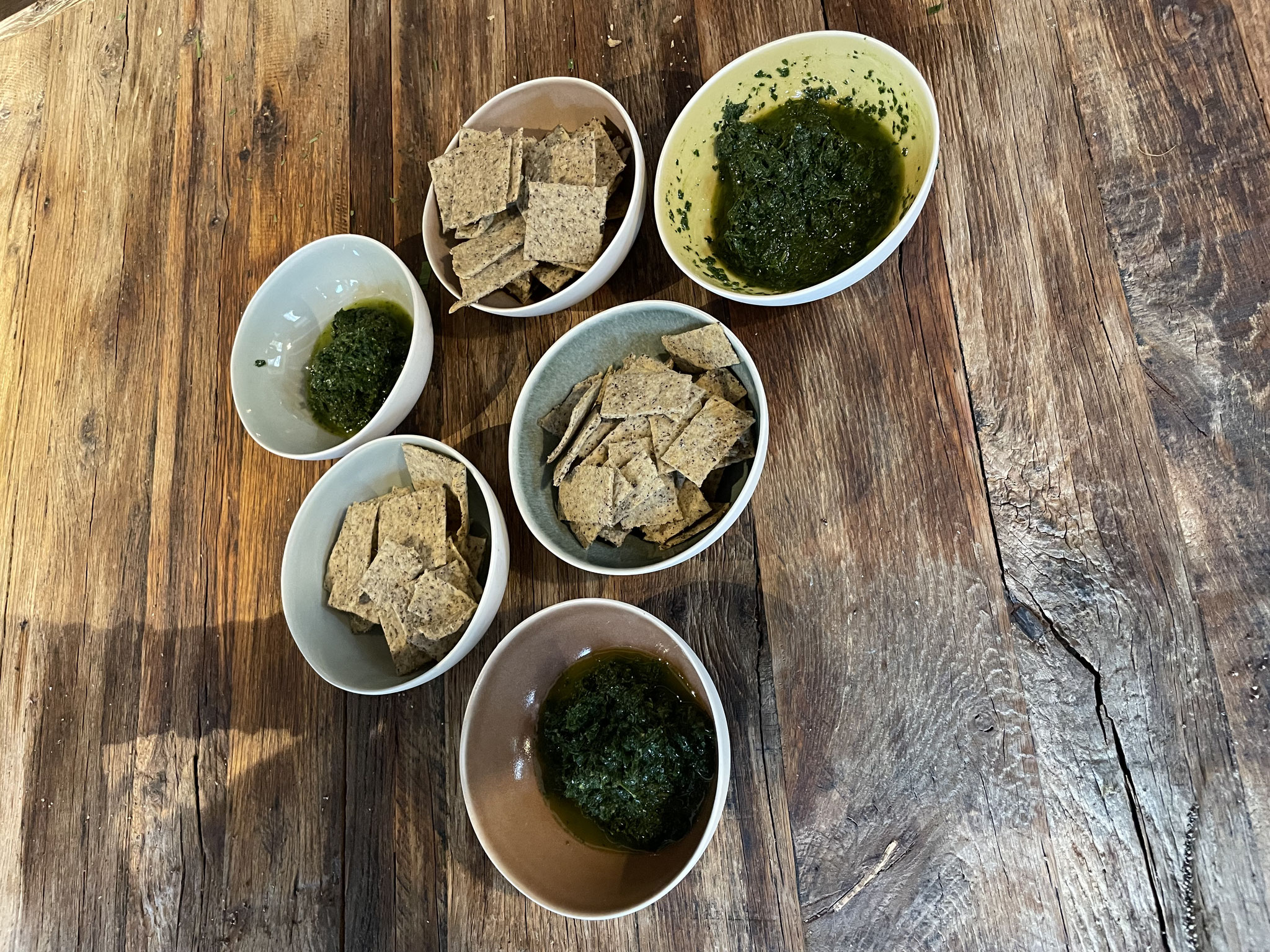 crackers aux graines de plantes sauvages et pesto d'ortie