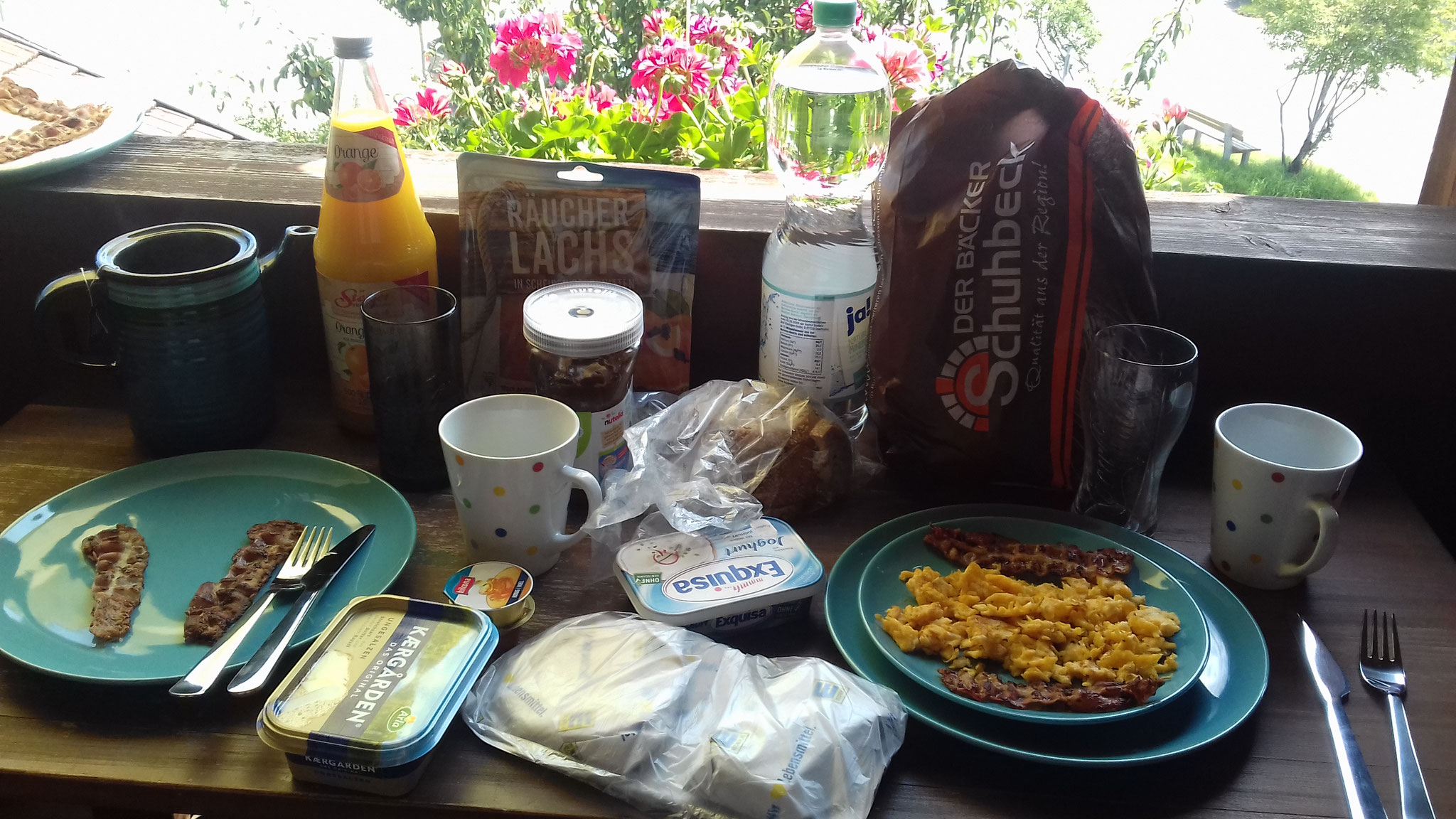 gemütliches Frühstück auf dem Balkon