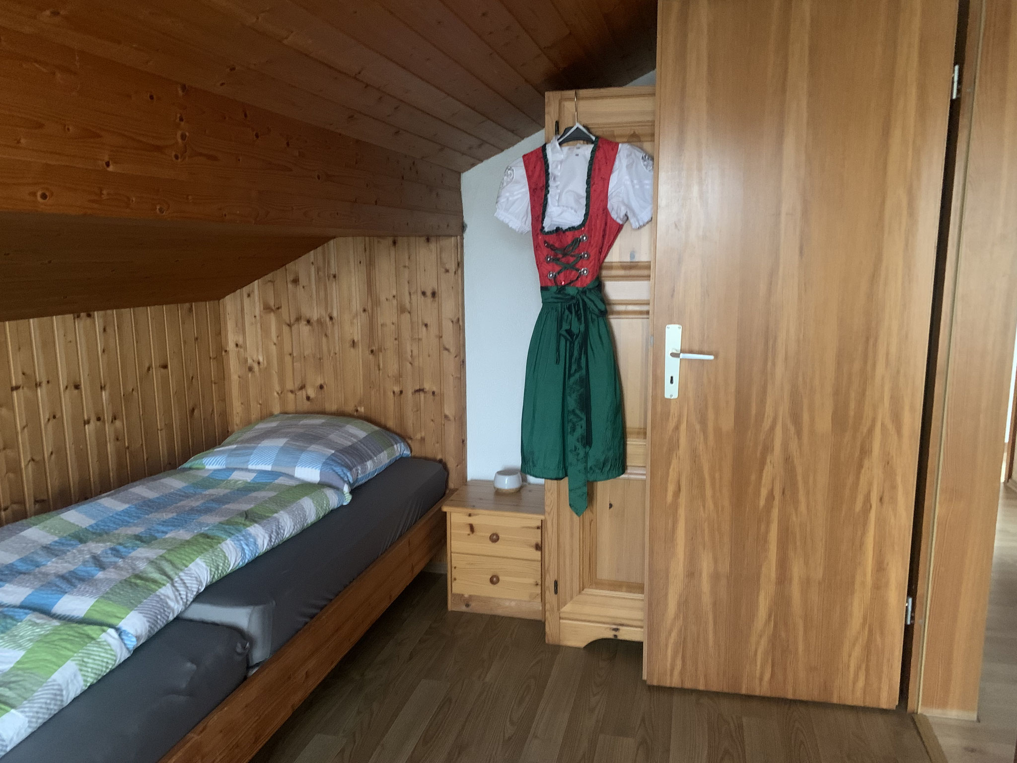 Schlafzimmer mit Langbett bzw. 2 Betten