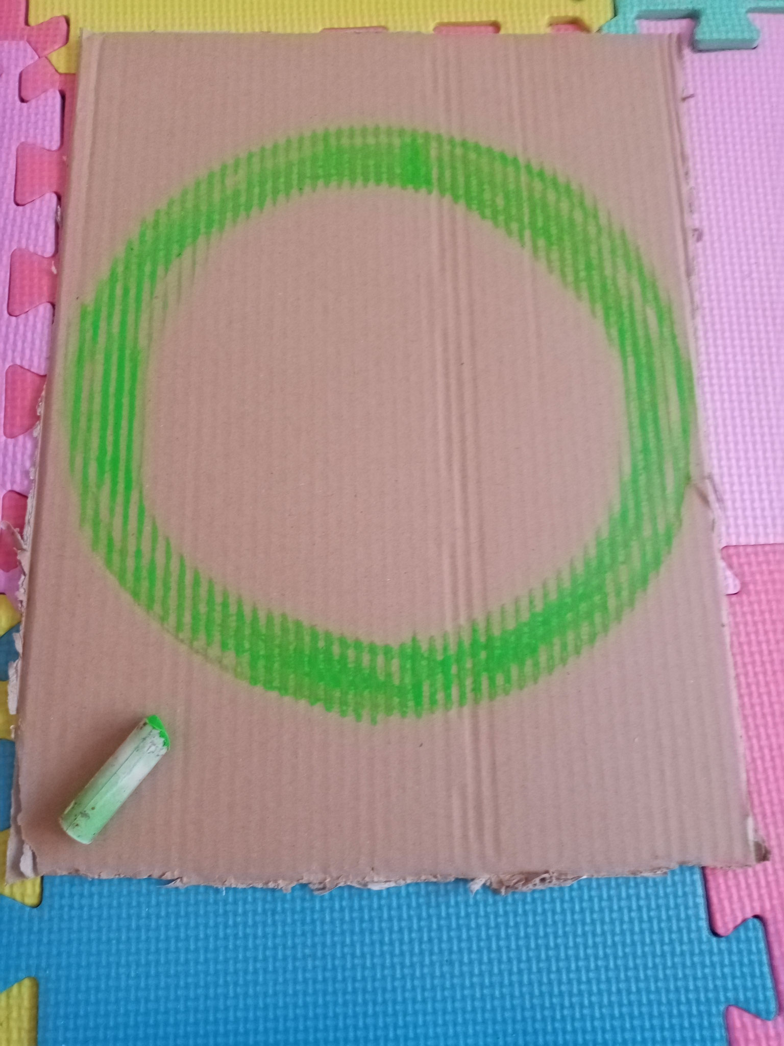 Cartón y hacemos un círculo con una pintura de color verde