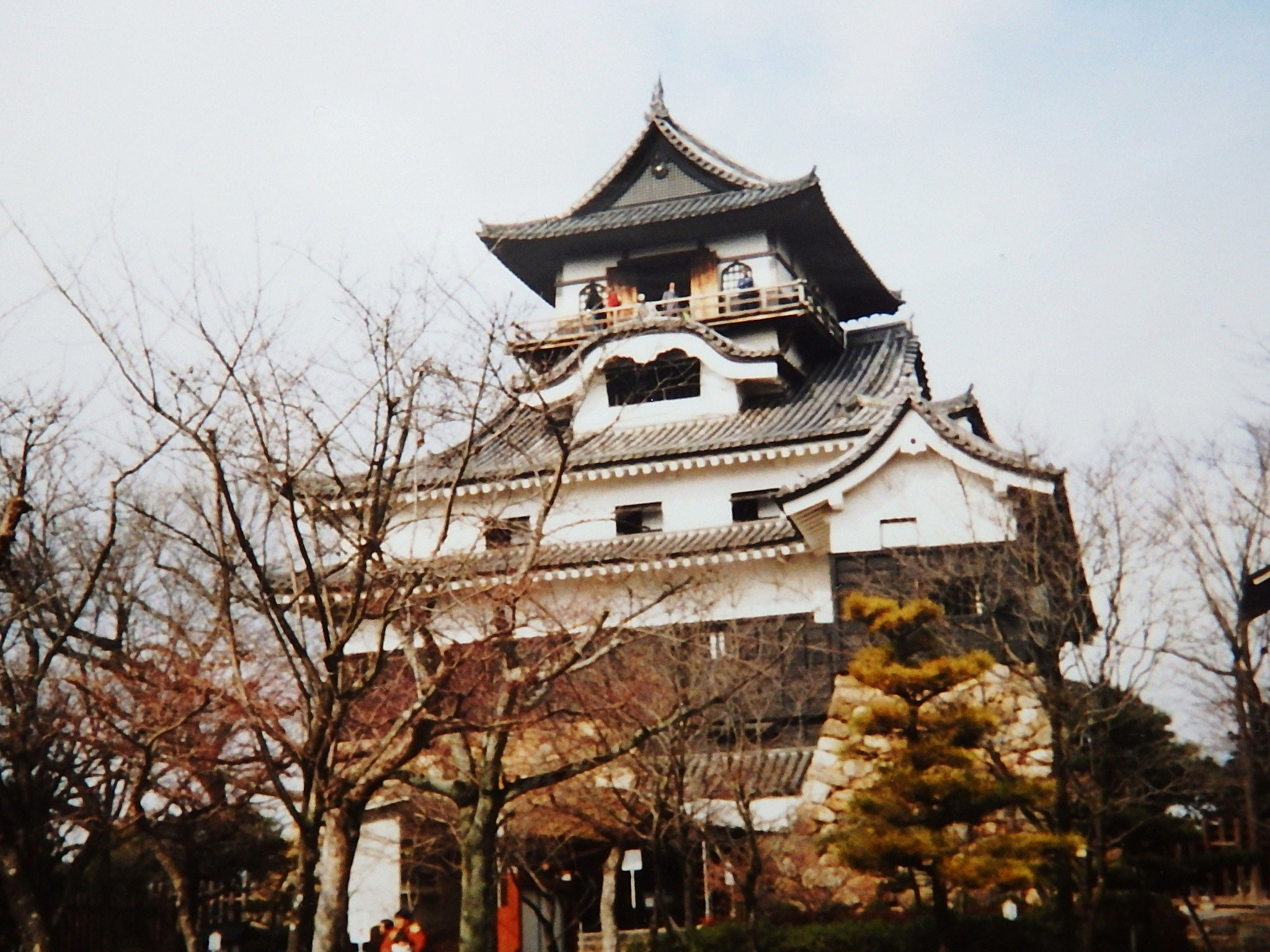 犬山城（国宝）愛知県犬山市犬山北古券、1601年頃築の三重四階地下二階の複合式で望楼型天守