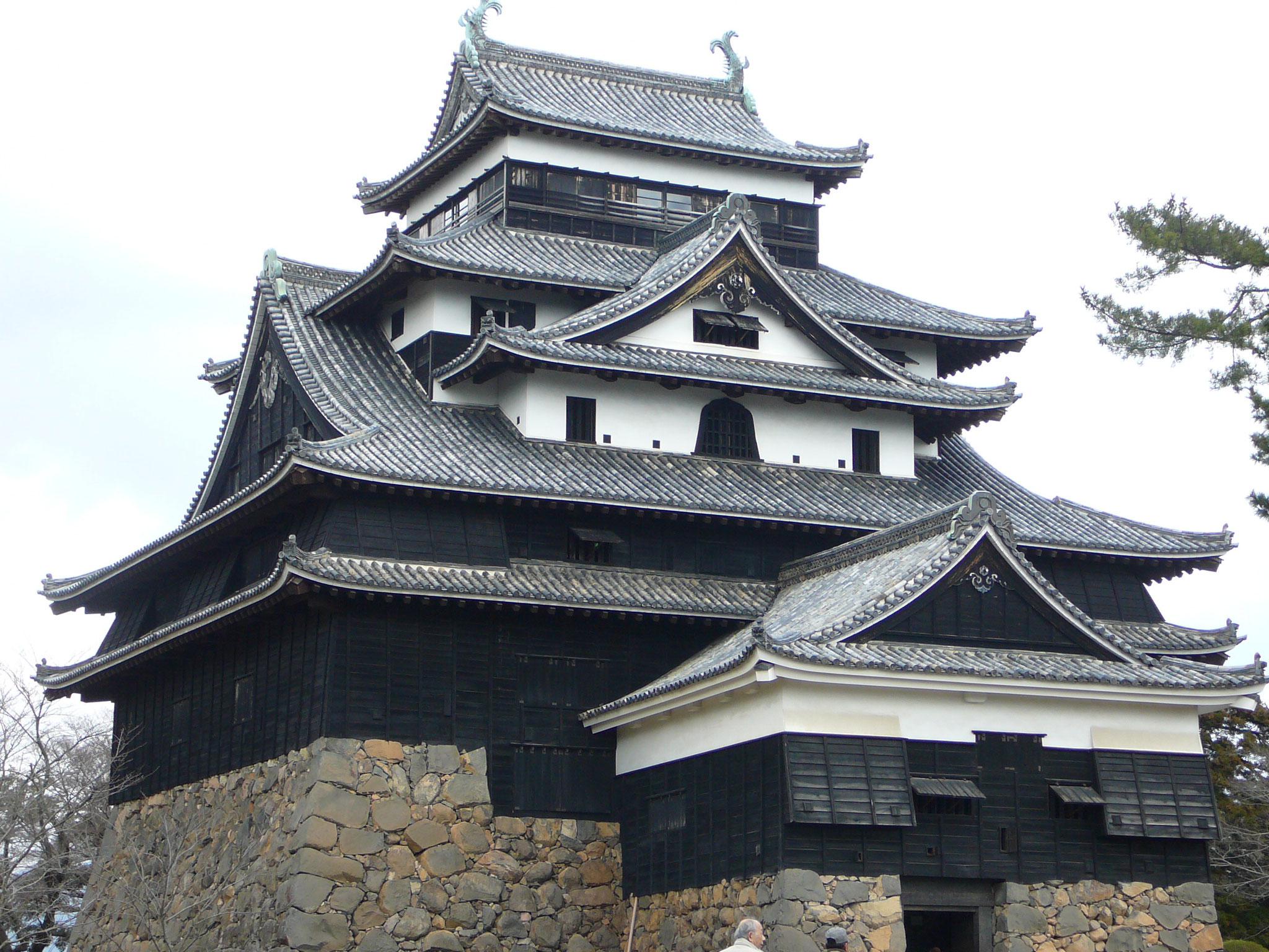 松江城(国宝）島根県松江市殿町、1611年築の四重五階地下一階の複合式で望楼型天守