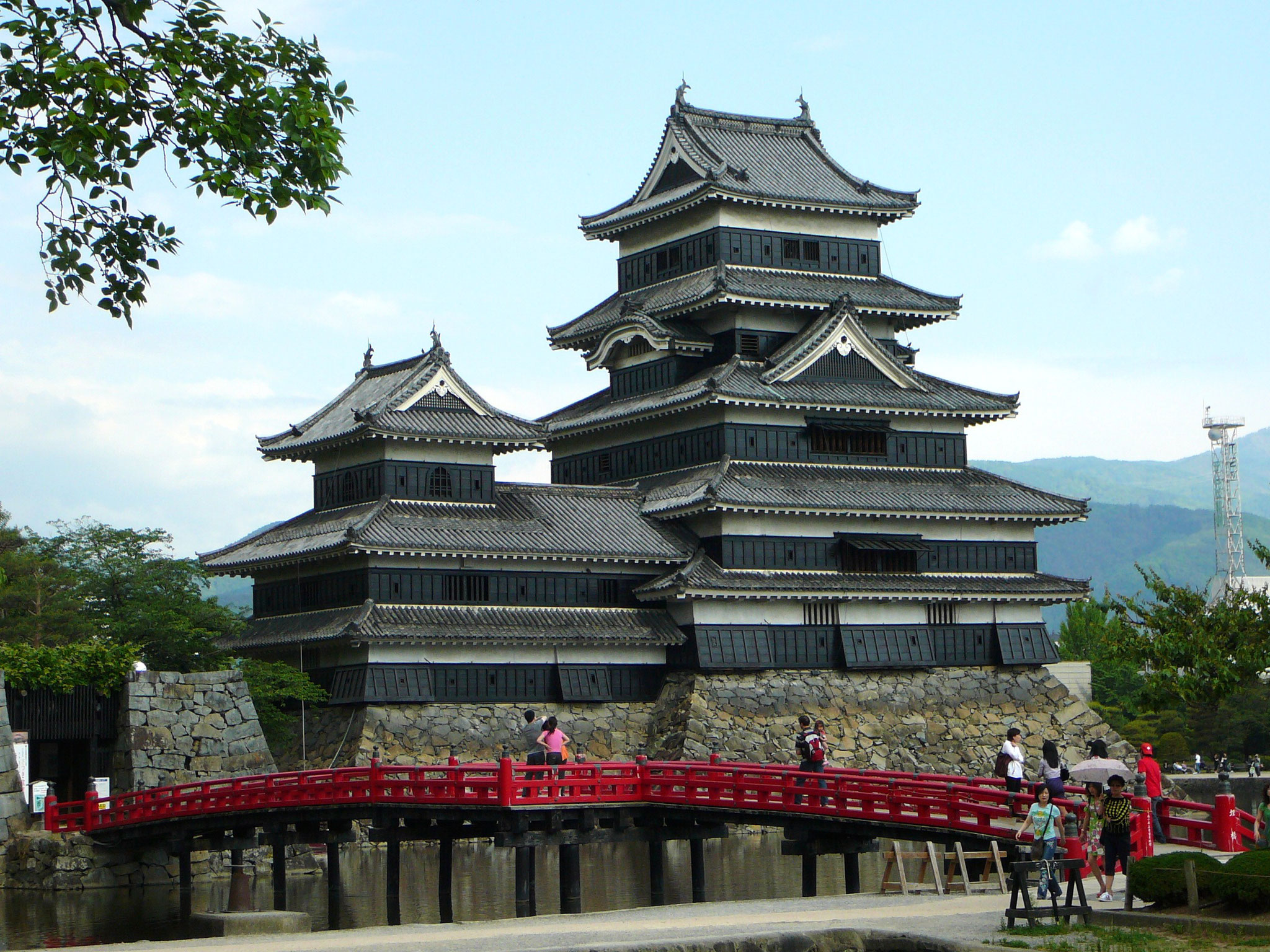 松本城（国宝）長野県松本市丸の内、1615年築の五重六階天守と小天守等が付く連結・複合式で層塔型天守