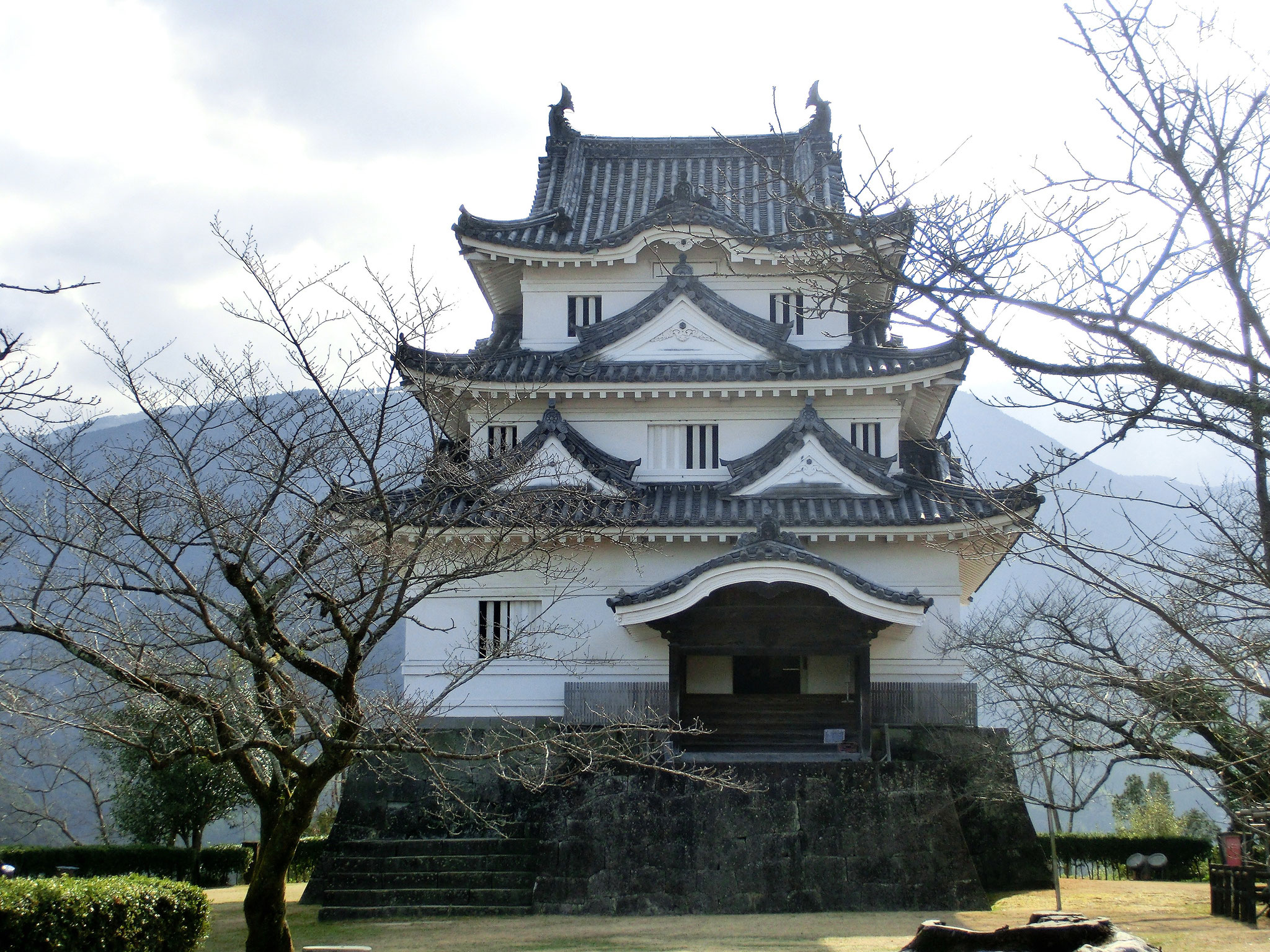 宇和島城（重要文化財）愛媛県宇和島市丸之内、1666年頃築の三重三階の独立式で層塔型天守