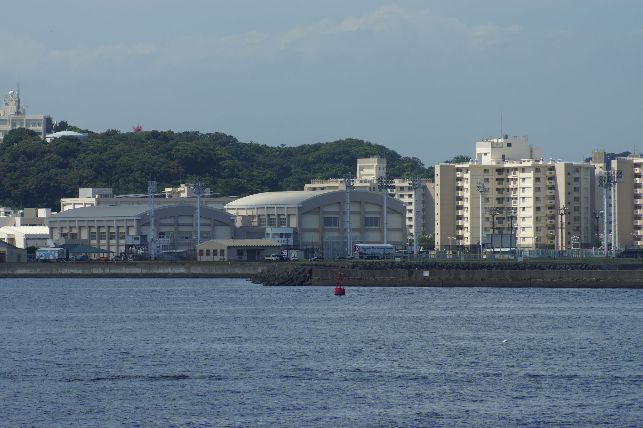 遊覧船から横須賀市を観る