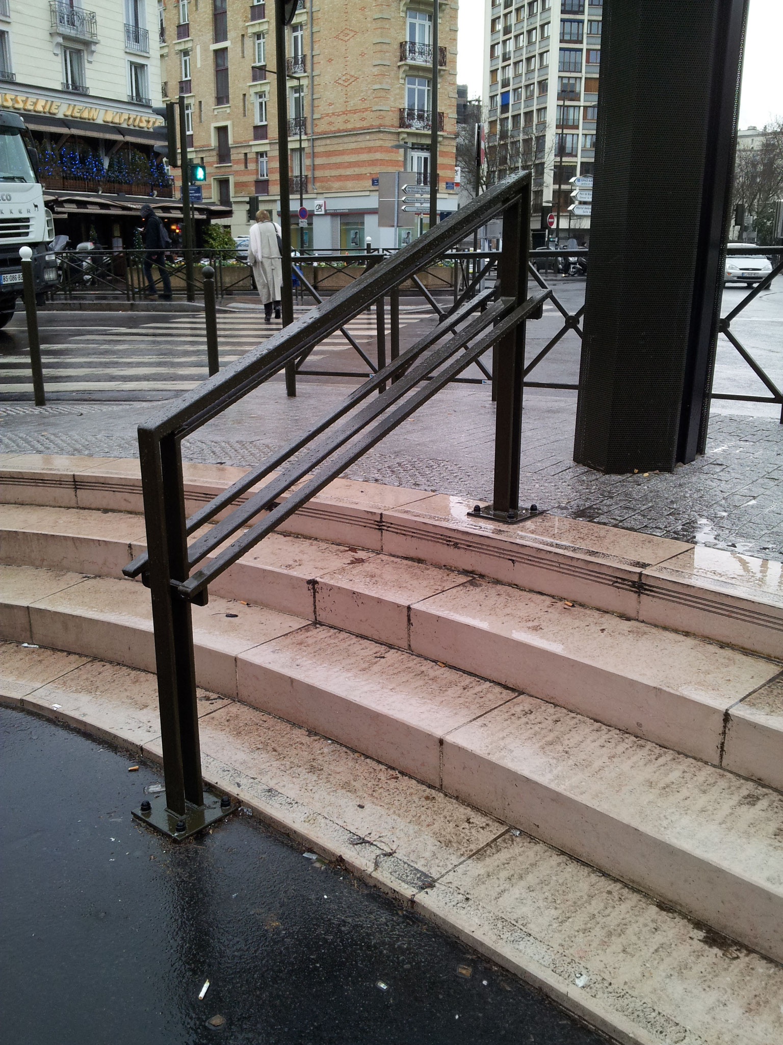 Boulogne Billancourt 92100 Absence de bande d'éveil et de vigilance en haut d'un escalier de 3 marches et plus