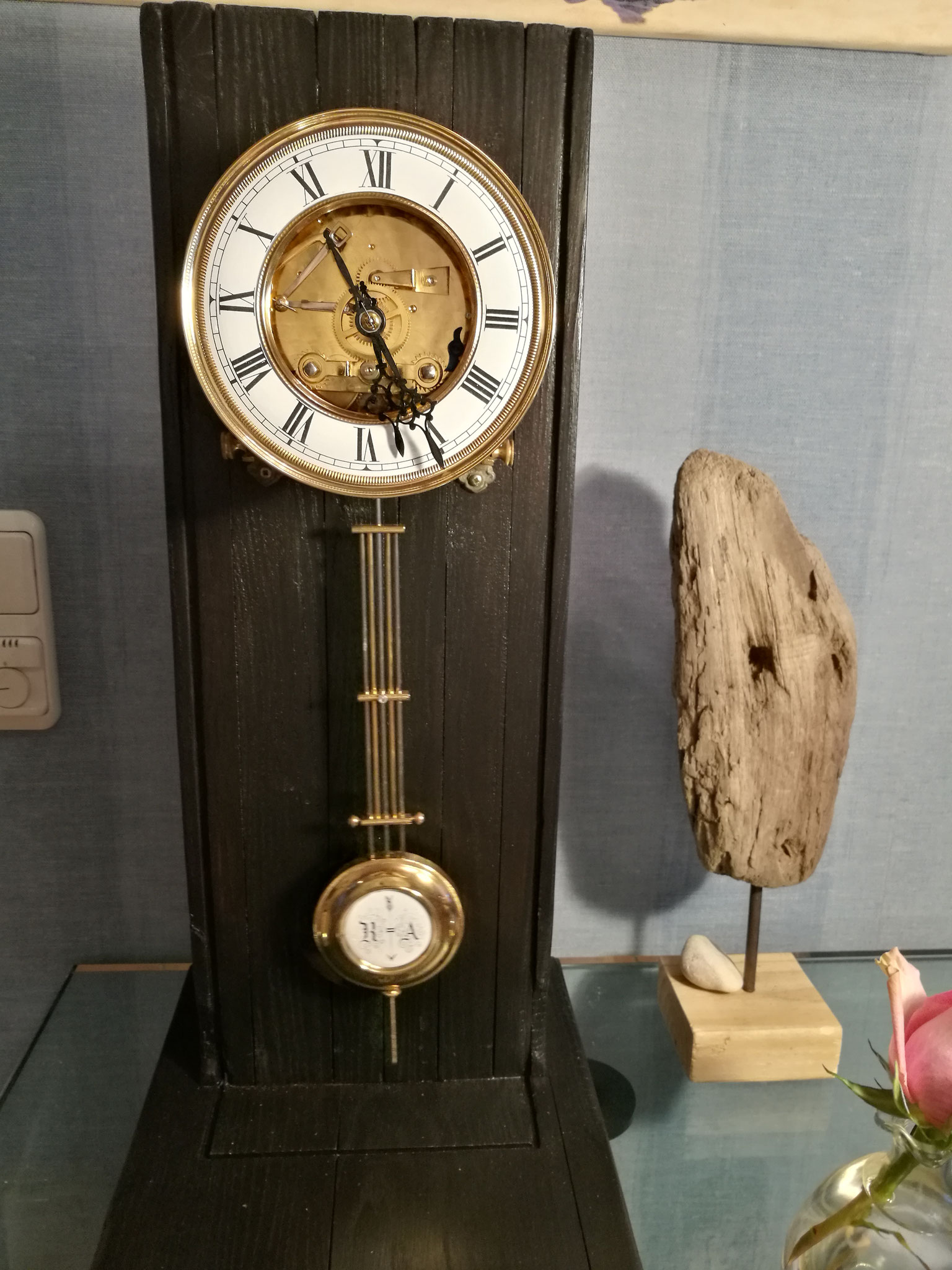 Kaminumrandung aus Kirsche - holzpur-stelen.de/ Holzstelen als Wohnidee