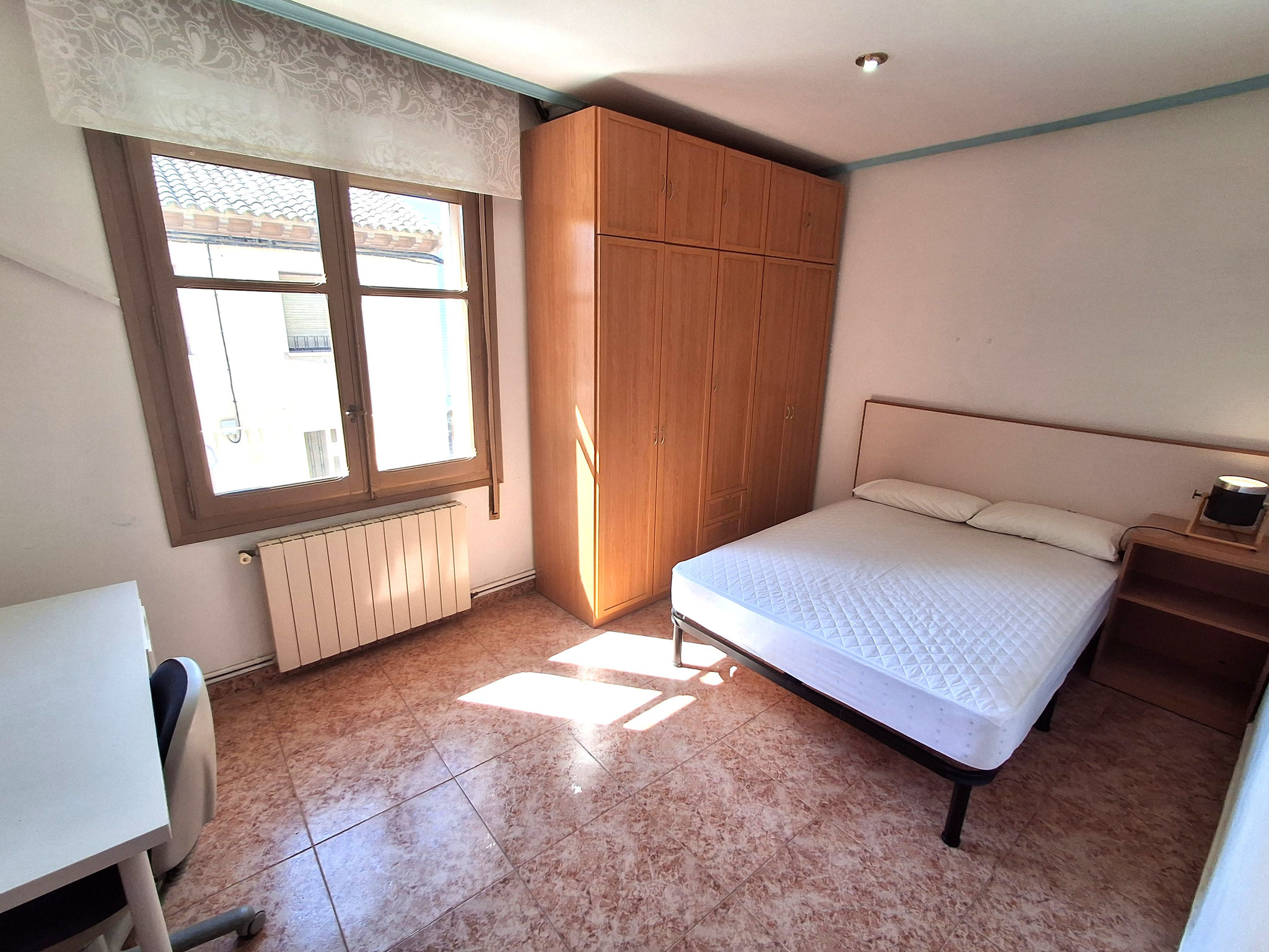 Chambres lumineuses et spacieuses avec grand lit