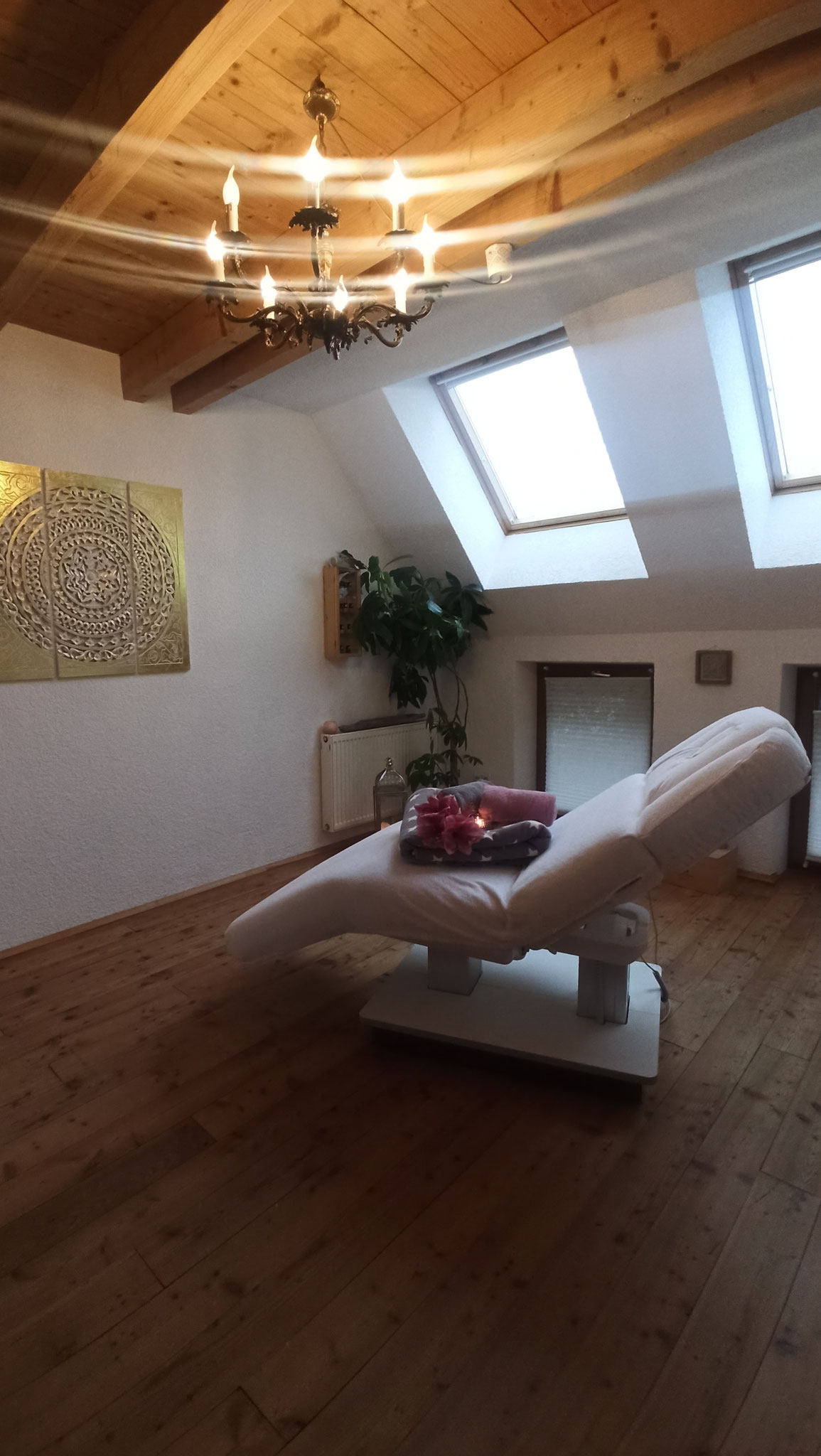 Innenansicht Kosmetikatelier  La Schönerie in Grötzingen & Karlsruhe mit hellem Behandlungsraum