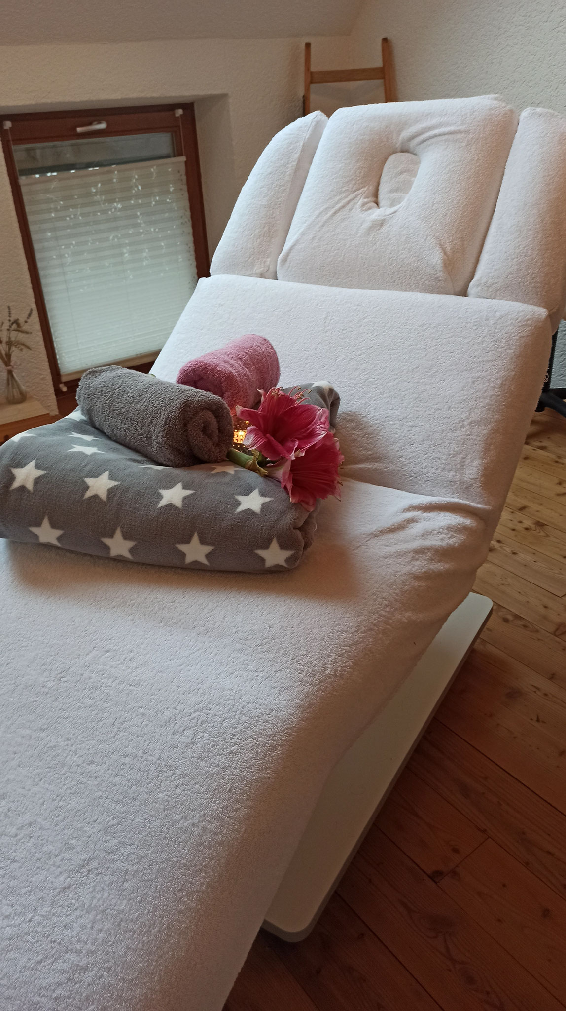 Innenansicht Kosmetikatelier  La Schönerie in Grötzingen & Karlsruhe mit bequemer Wellnessliege