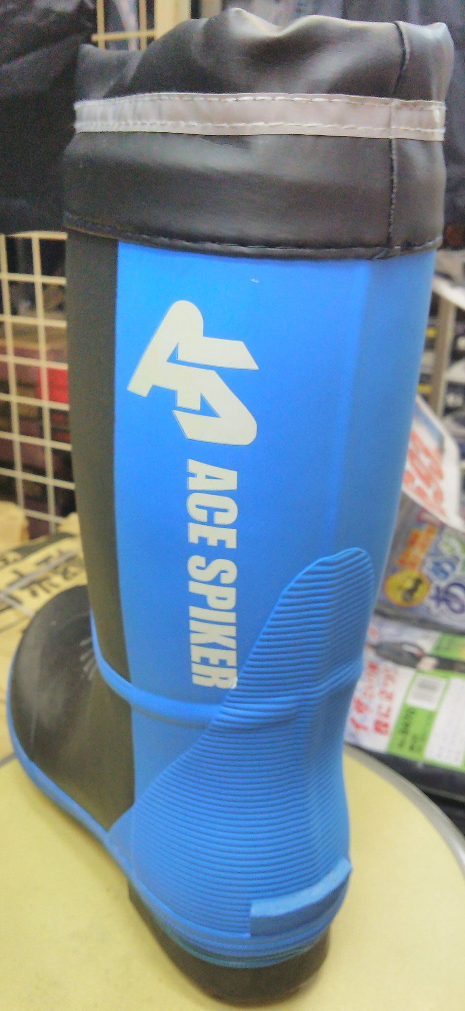 KR-7200 ACE SPIKER スパイク長靴　￥3,990（税込）後ろは綺麗なブルー色。