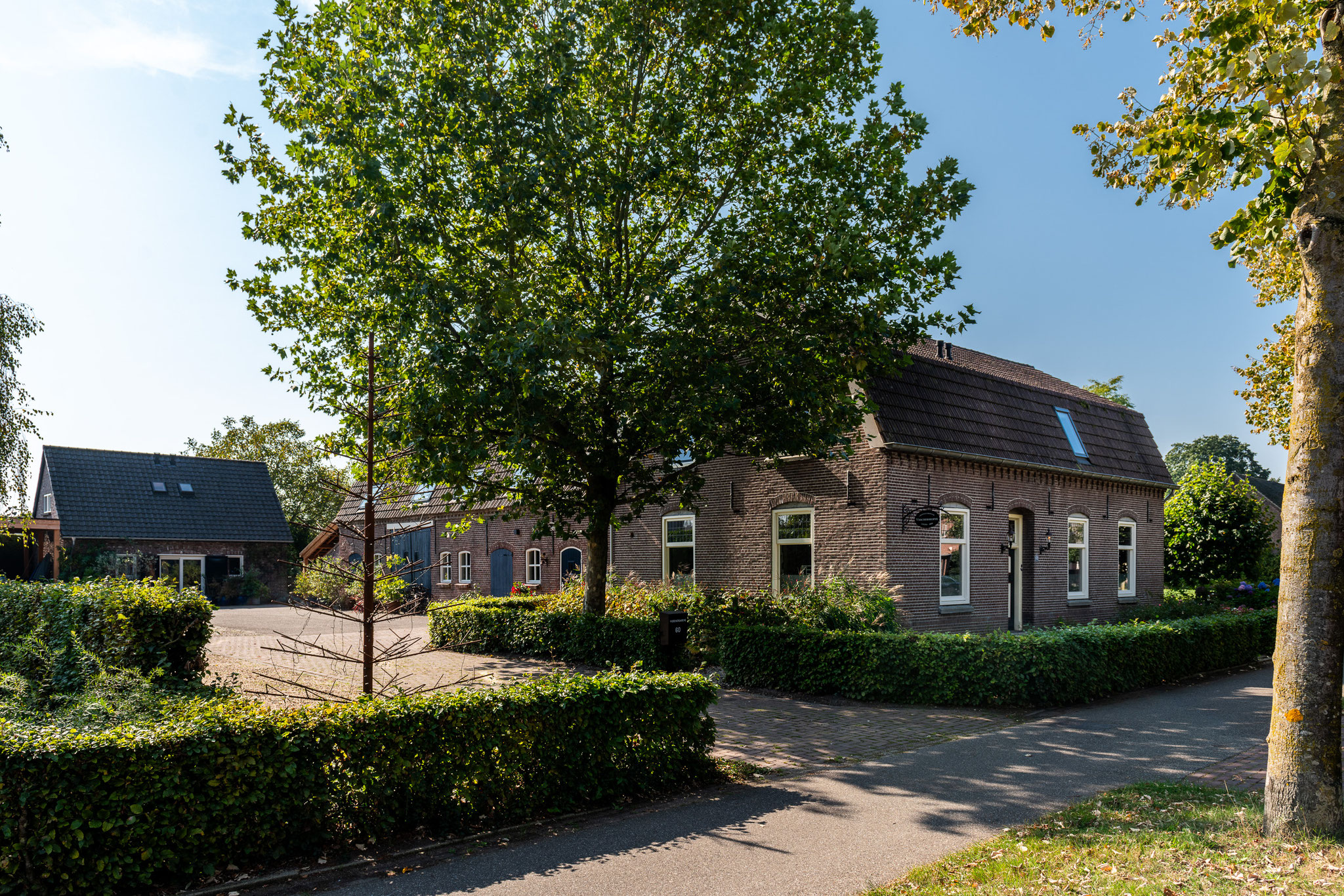 De accommodatie met links de parkeerstrook