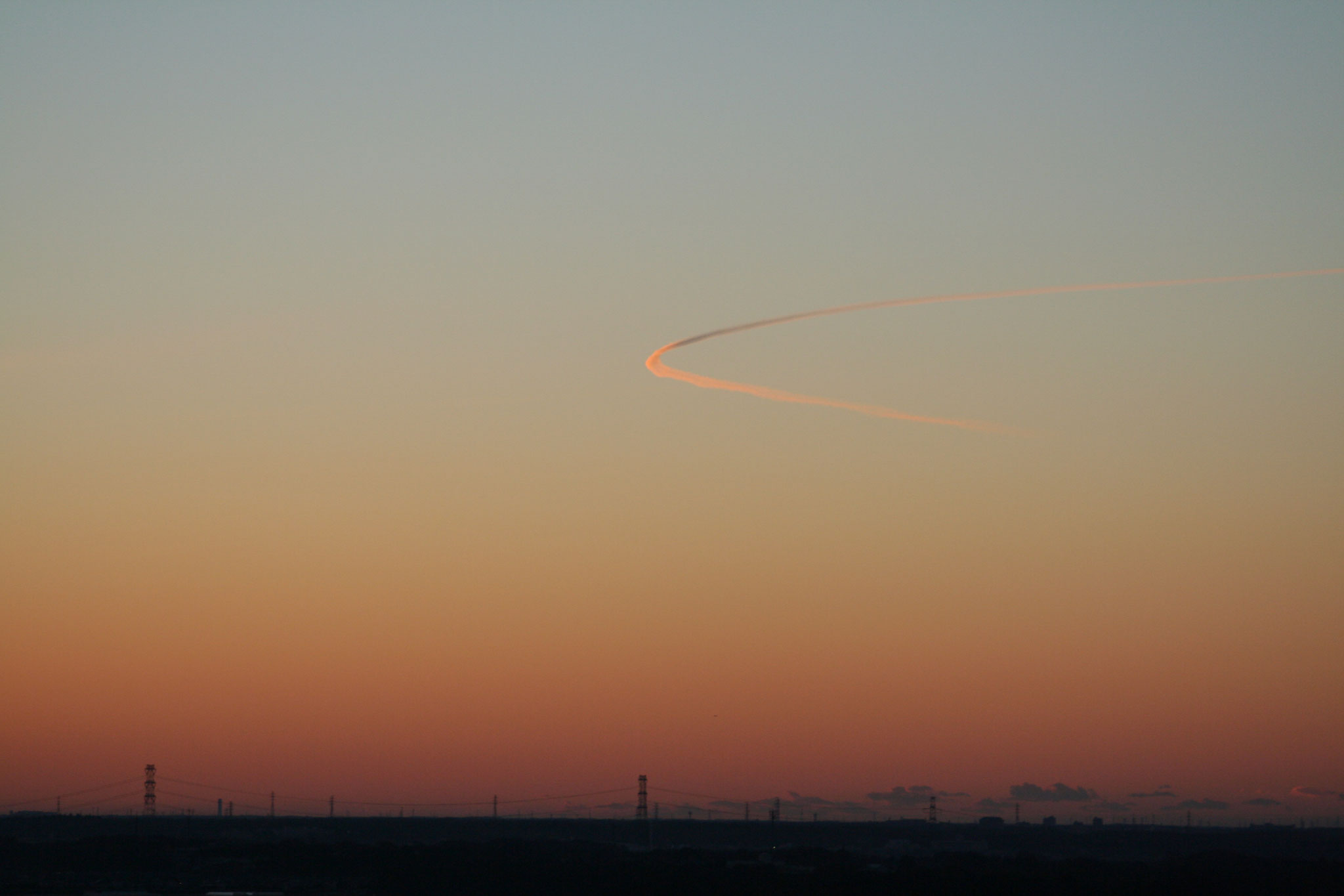 夜明けの飛行機雲