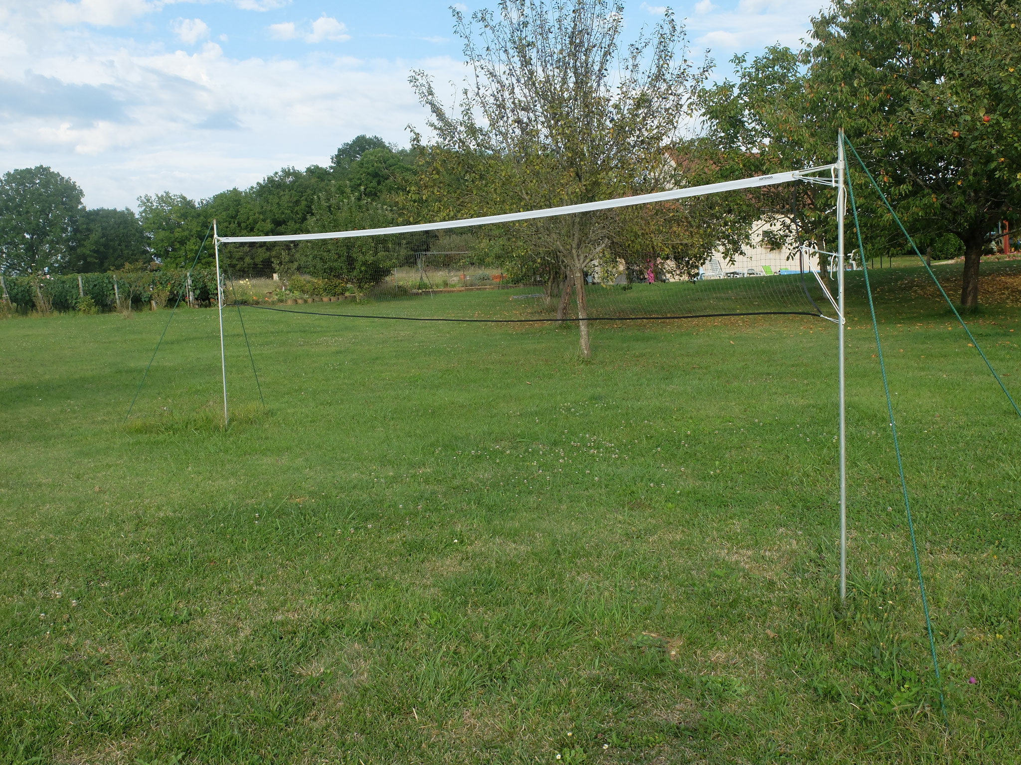 Gîte Le Vieux Frêne : Badminton net for all.