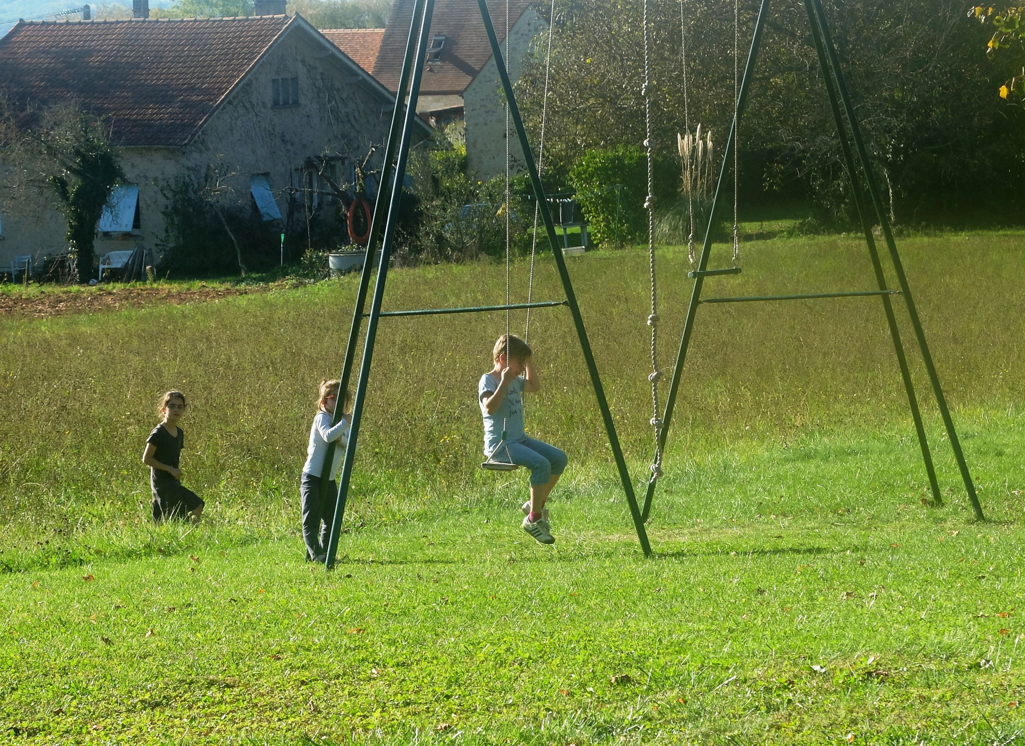 Gîte Le Vieux Frêne : Portico with swing, trapeze and knotted rope.