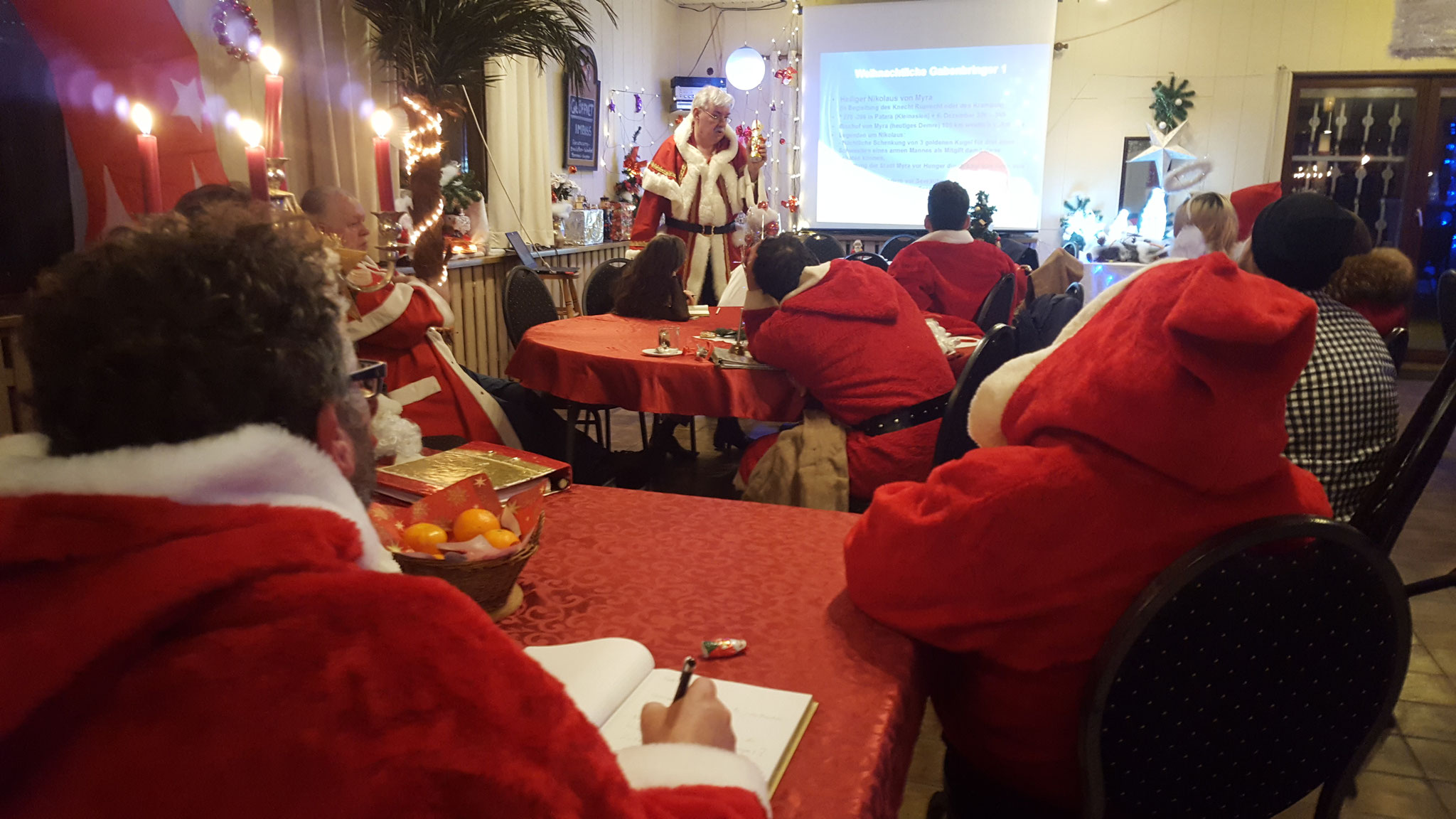 Aufmerksames zuhören der Weihnachtsmänner