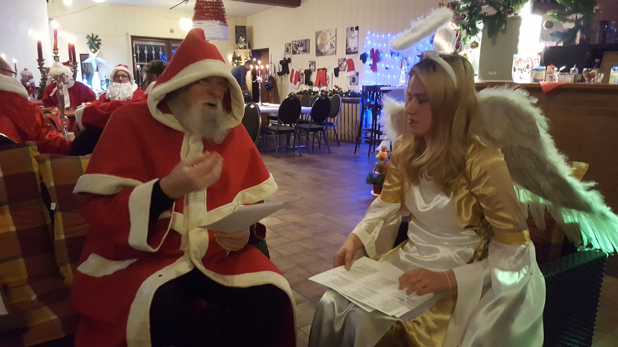 Ein Weihnachtsmann mit Engel beim proben .