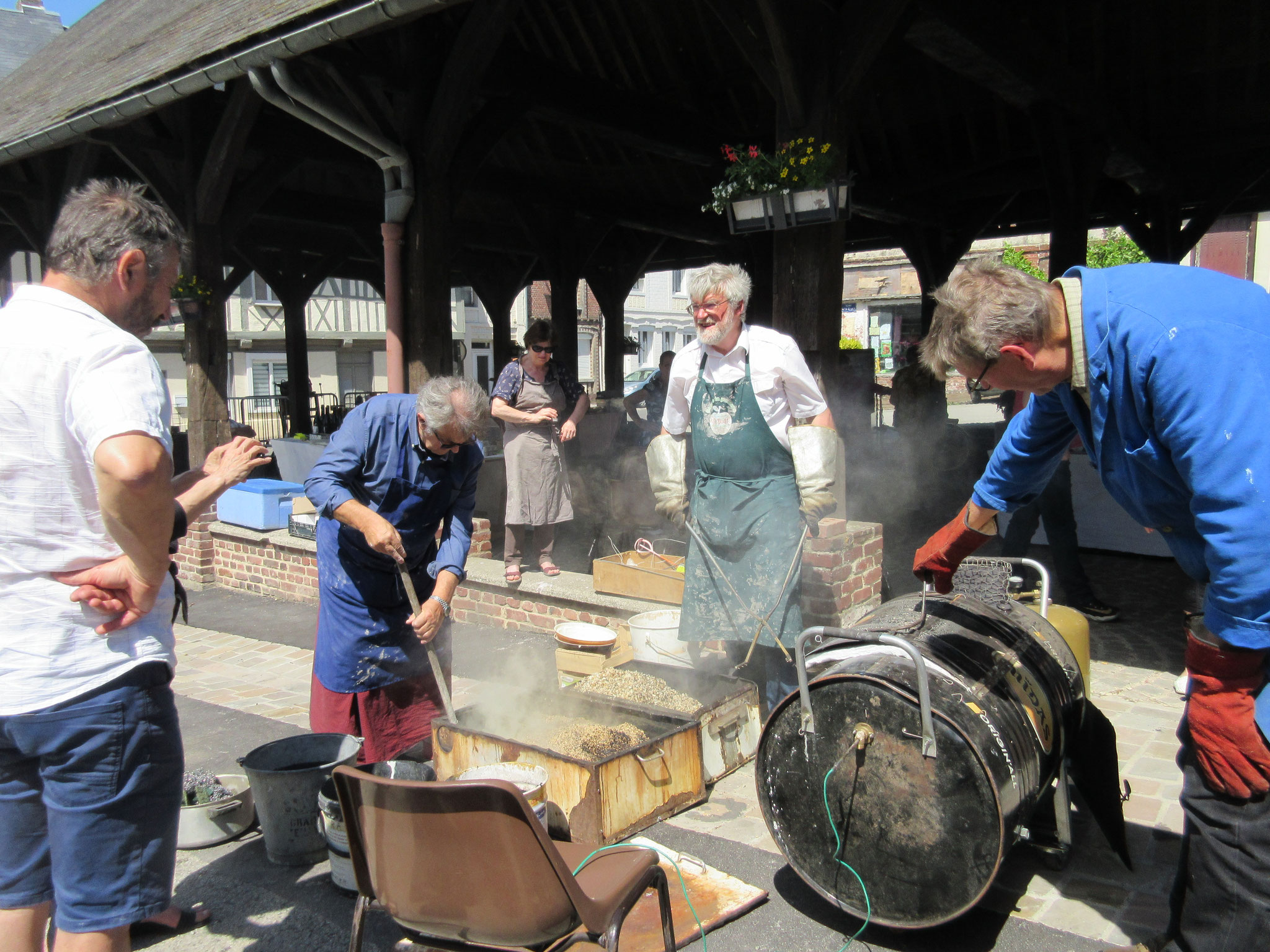 Marché sous la halle de Gaillefontaine juin 2019