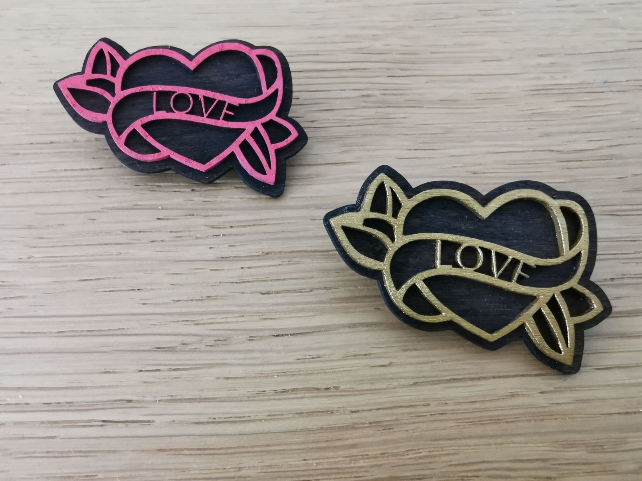 Broche en bois TATOO LOVE