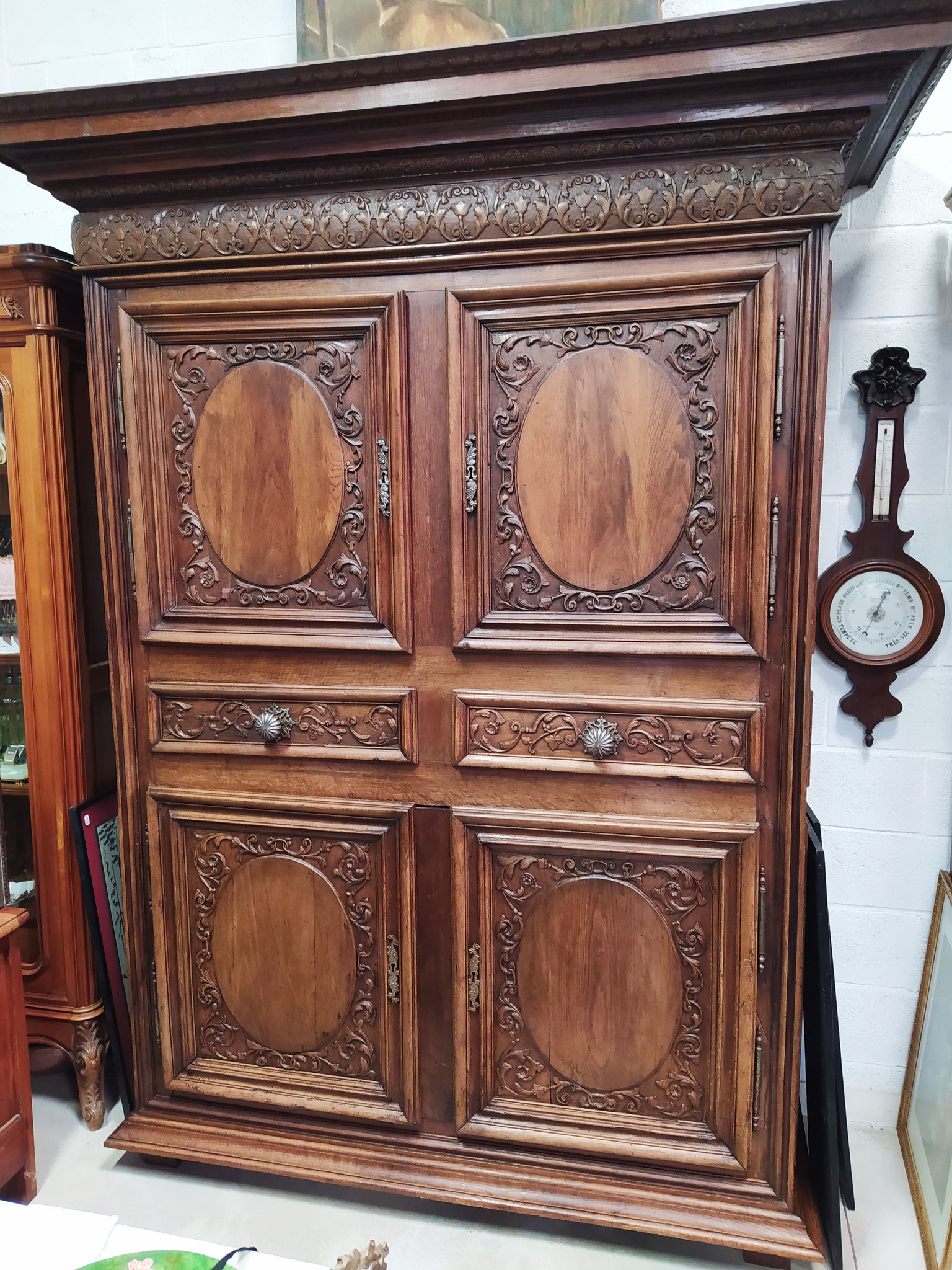 Buffet 4 volets ancien sculpté lg 1m97 pf 80 cm ht 2m49