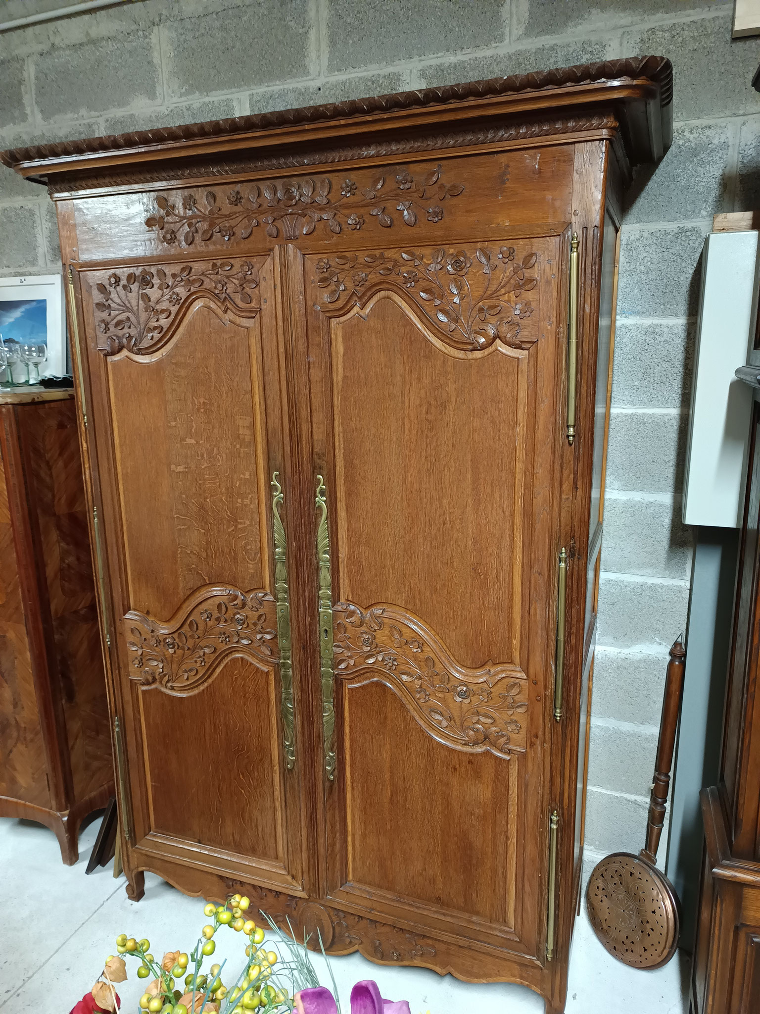 petite armoire ancienne en chêne sculptée lg 1m50 ht 2m07 pf 53 cm réservée