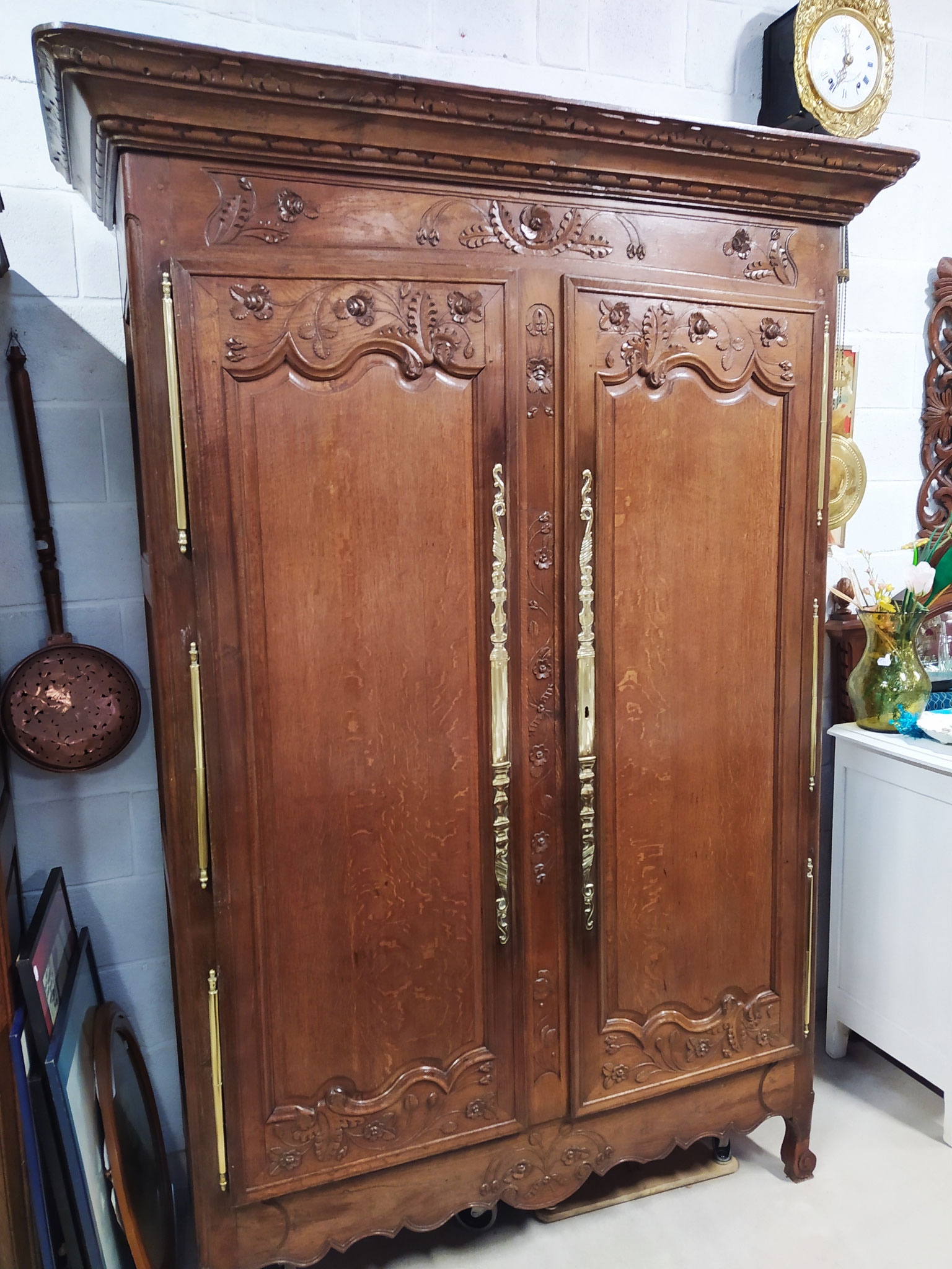 Ancienne armoire normande en chêne lg 1m66 ht 2m35 pf 64 cm
