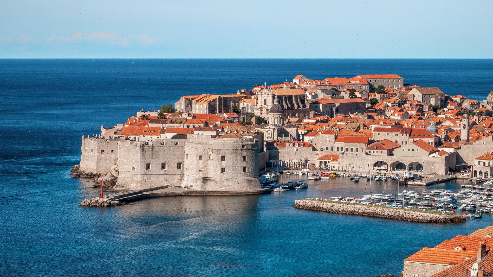 Dubrovnik – von alten, mächtigen Mauern und Wehrtürmen umgeben sowie von allen Seiten vom Meer umspült, ist diese mittelalterliche Stadt eine wahre Schatzkammer architektonischer und kultureller Kunstwerke.  Foto: fjaka / PIXABAY