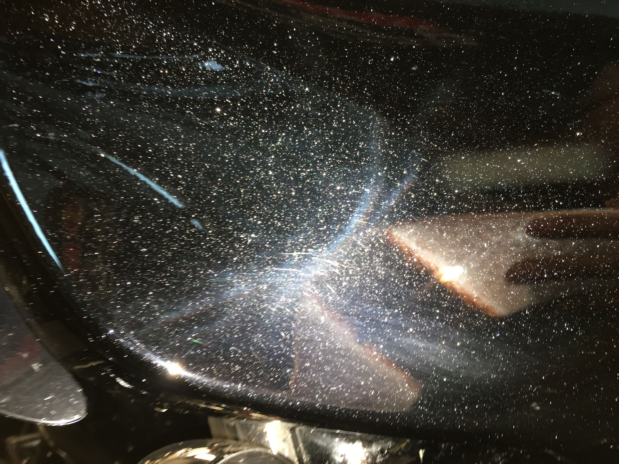 Harley Davidson voor het polijsten, veel lak defecten.