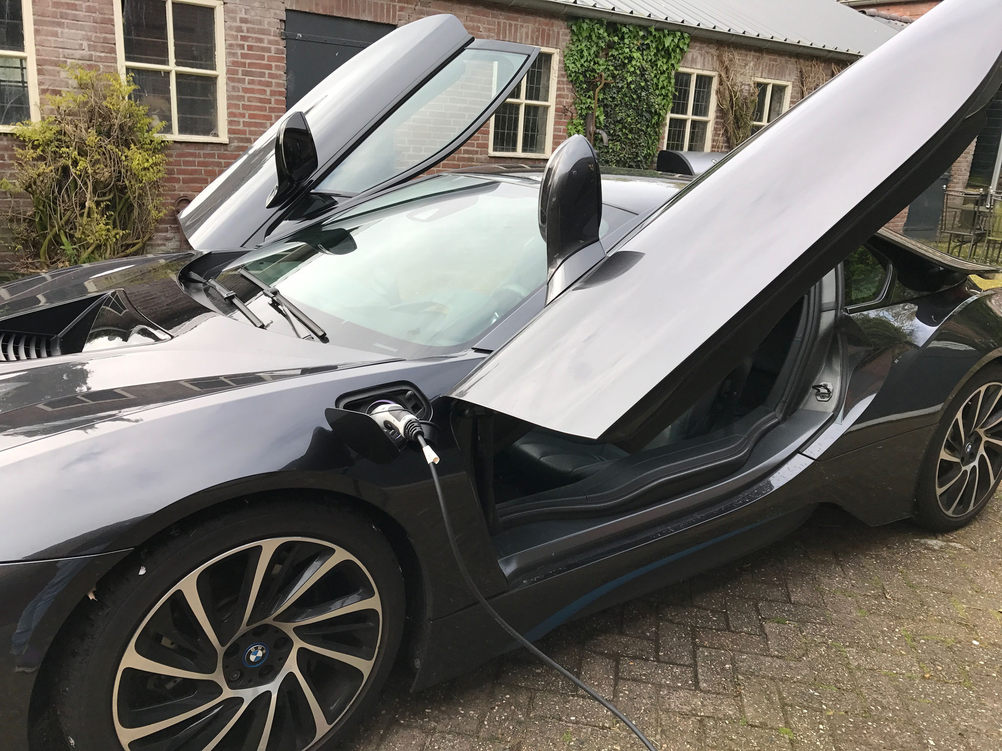 Bmw I8 1 stap gepolijst, natuurlijk laden wij de electro motor op voor aflevering.