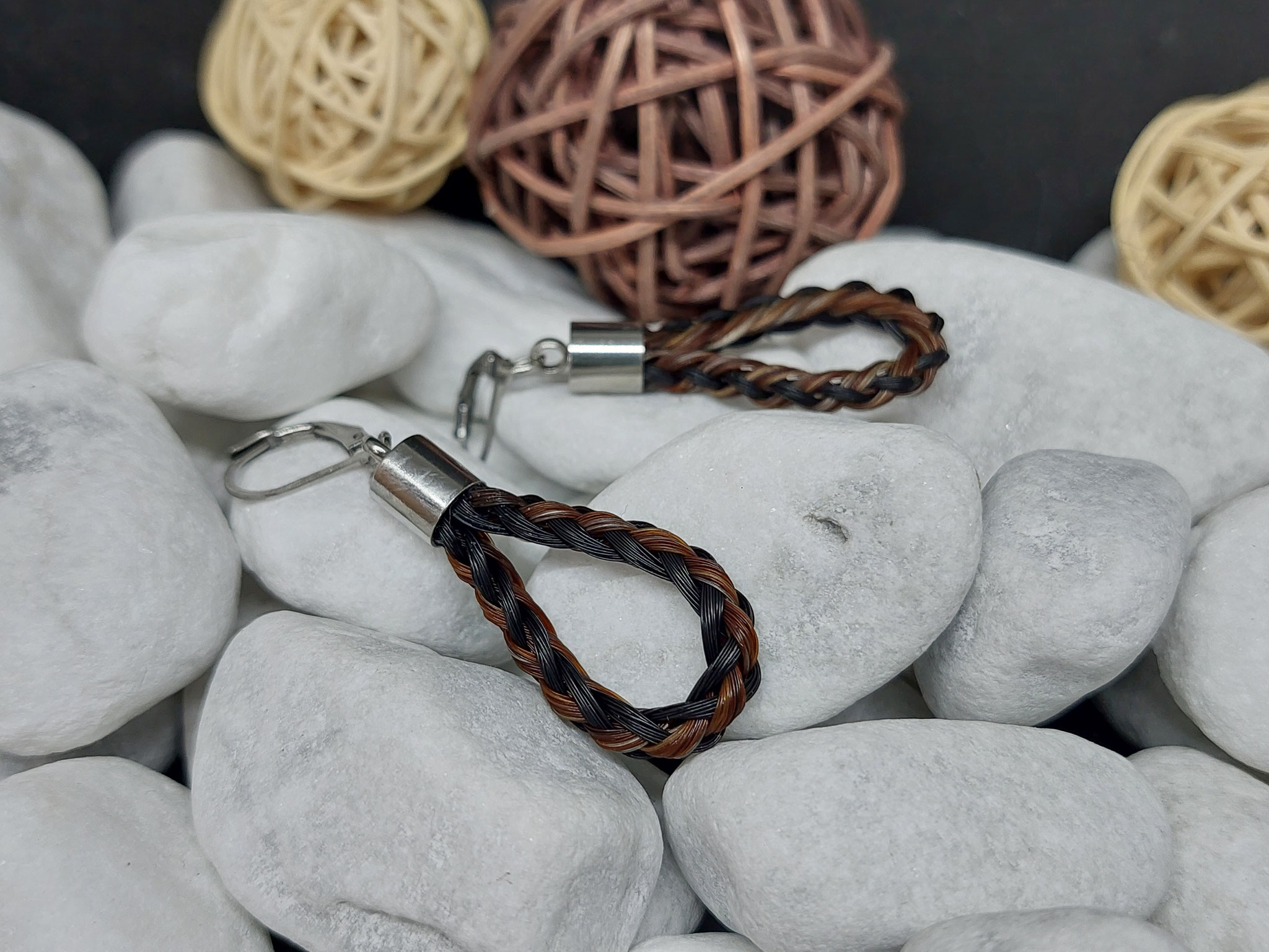 Ohrringe rund geflochten (etwas größer und dünner) aus schwarzem und braunem Pferdehaar, mit Endkappen und Ohrhänger aus Edelstahl - Preis:  39 Euro