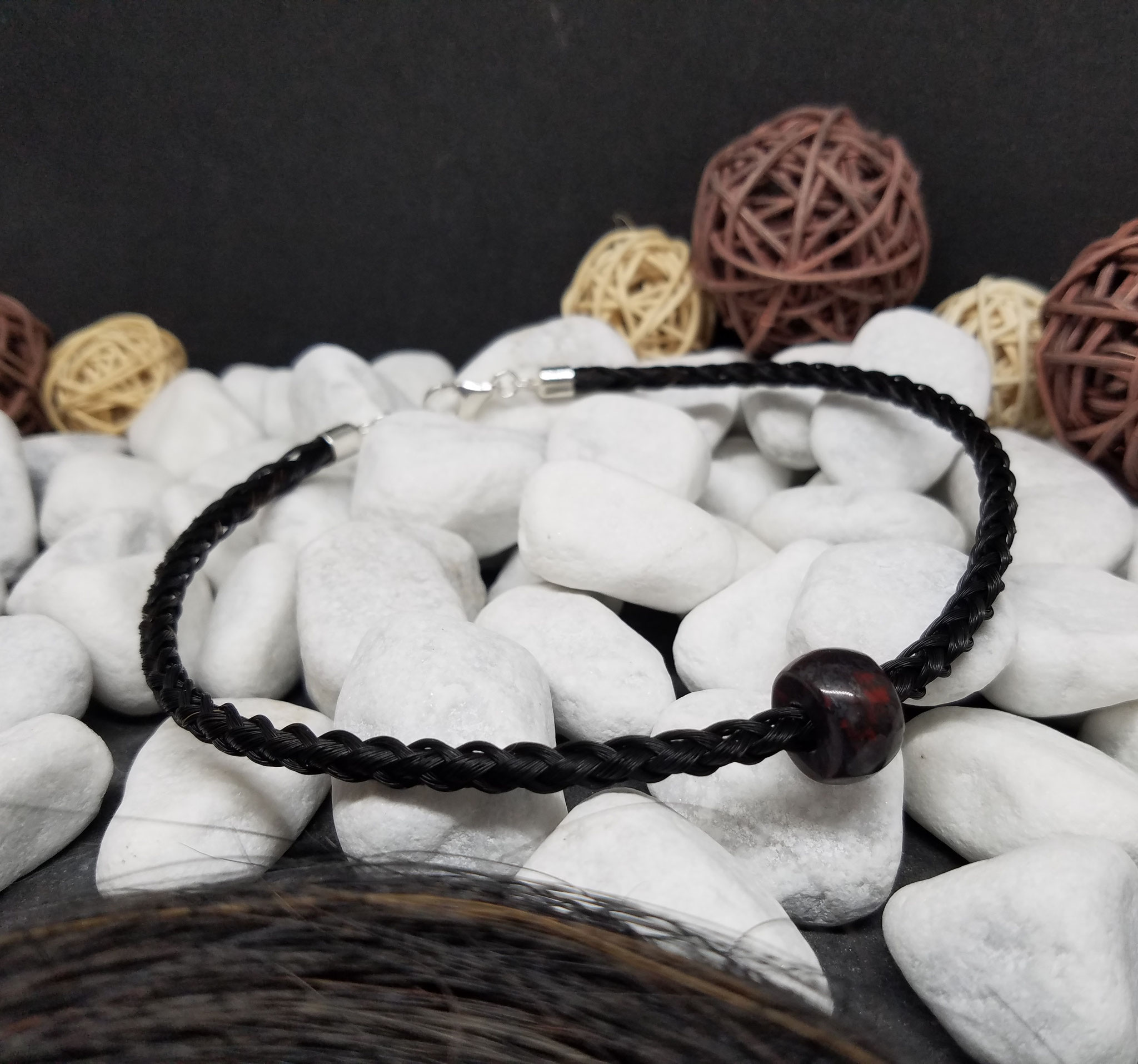 Rund geflochtenes Collier aus 6 schwarzen Strängen mit einem Edelstein "Brekzien Jaspis", mit 925er Silber-Karabinerverschluss - Preis: 69 Euro