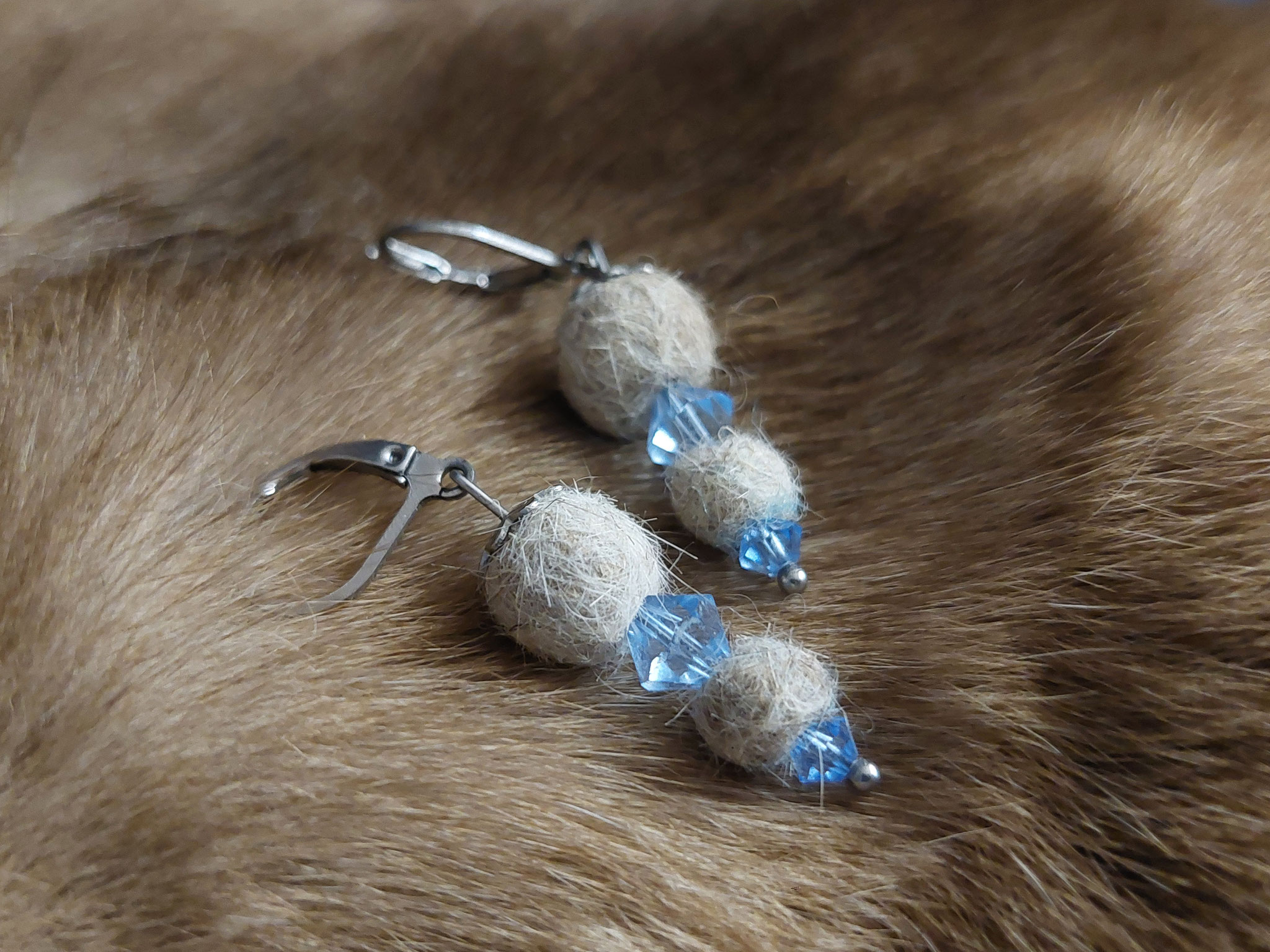 Ohrringe aus Katzenhaar