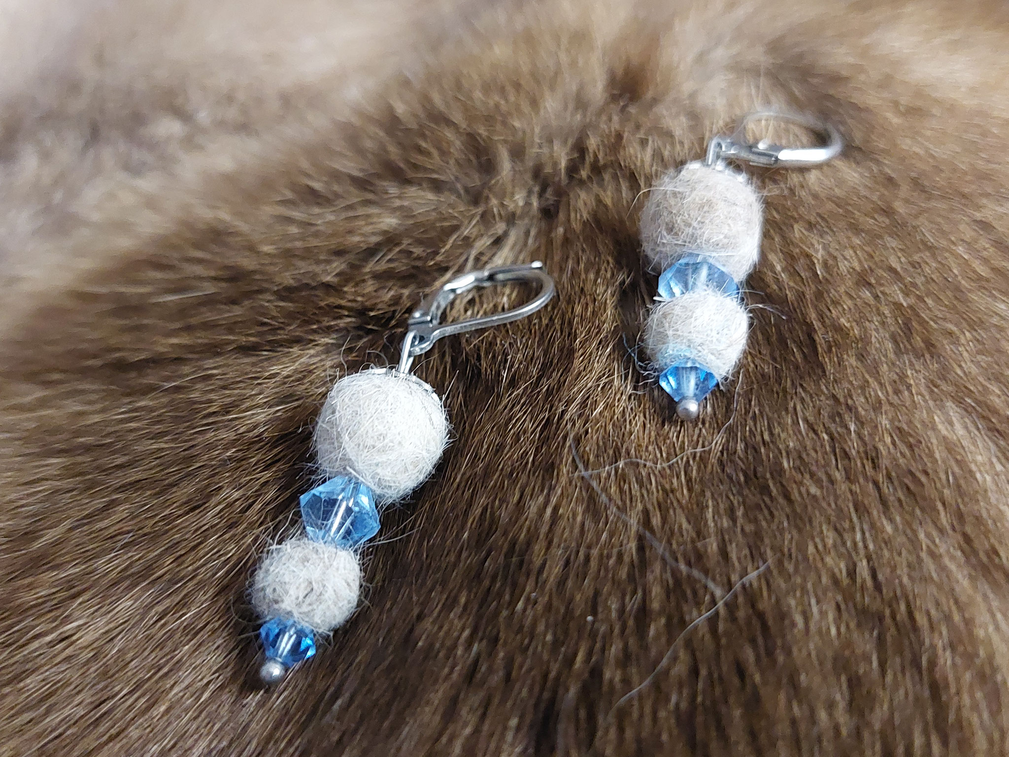 Ohrschmuck aus eigenem Tierhaar