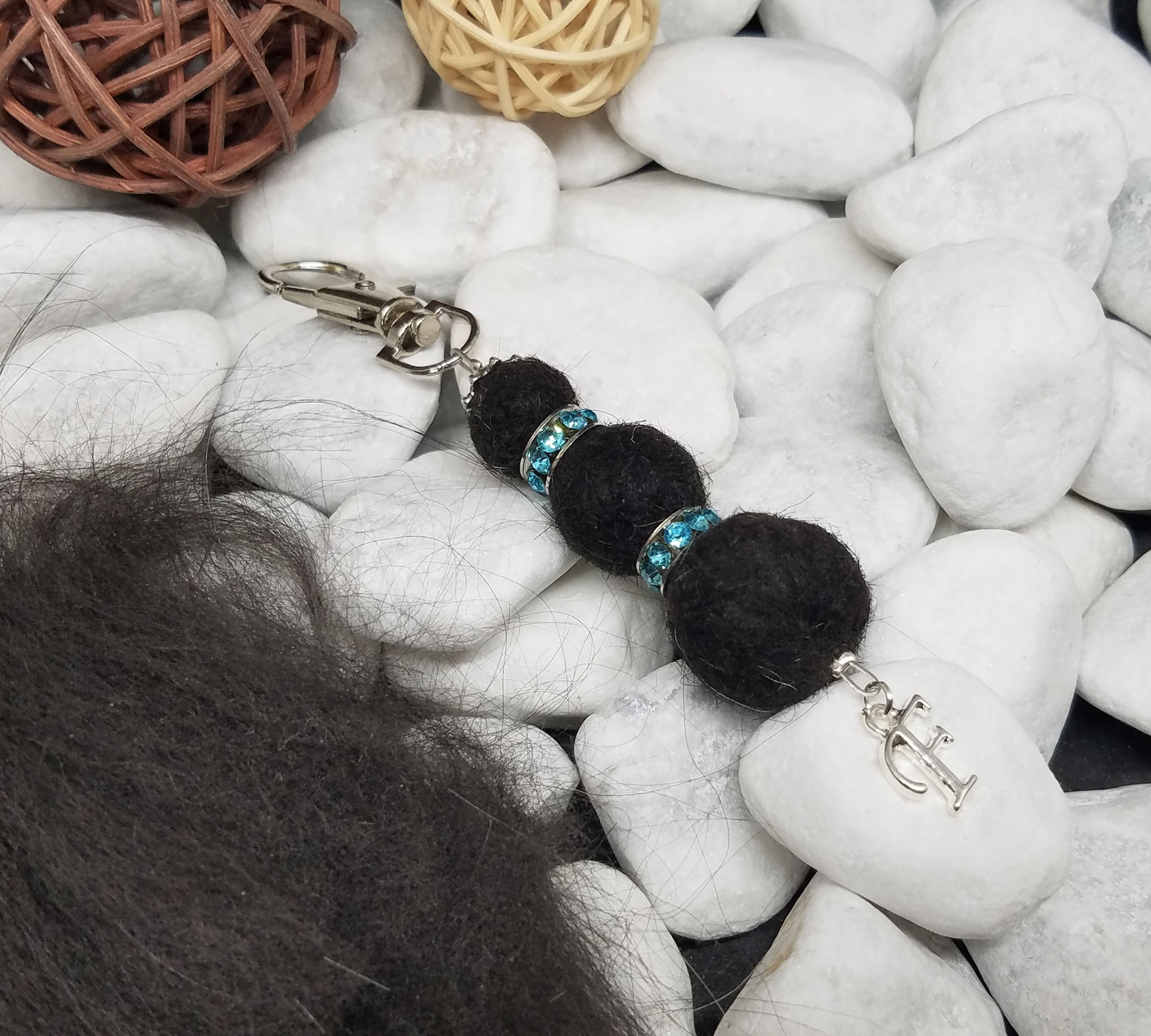 Anhänger "Kugeln" mit drei größer werdenden gefilzten Kugeln aus Tierhaar, hellblauen Glitzer-Rondellen und einem kleinen Anhänger "Buchstabe" aus Metall - Preis: 24 Euro