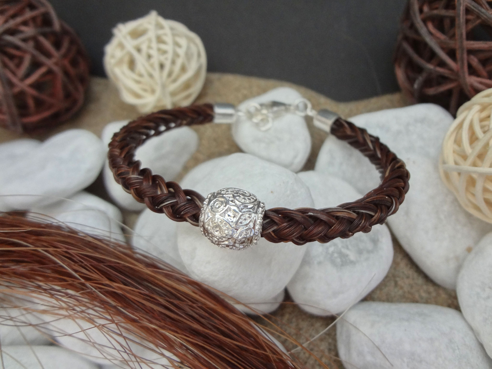 R8-Blumen und Herzen: Rund geflochtenes Armband aus 8 Strängen mit einer versilberten Perle „Blumen“, mit 925er Silber- Karabinerverschluss - Preis: 69 Euro