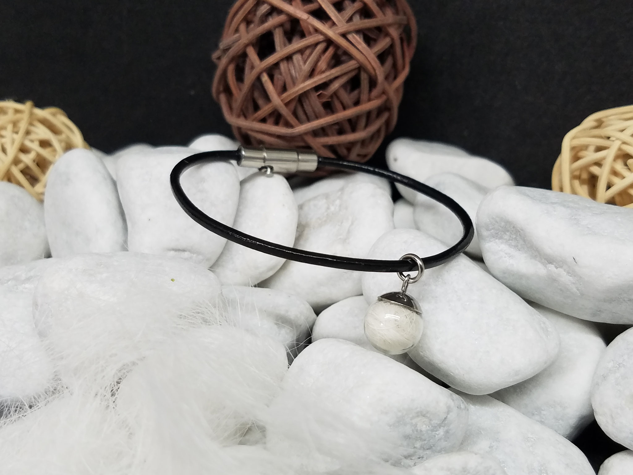 Glaskugel befüllt mit weißem Hundehaar, mit Edelstahl Endkappe, angehängt an eine Lederkordel, mit Edelstahl-Bajonettverschluss - Preis: 25 Euro