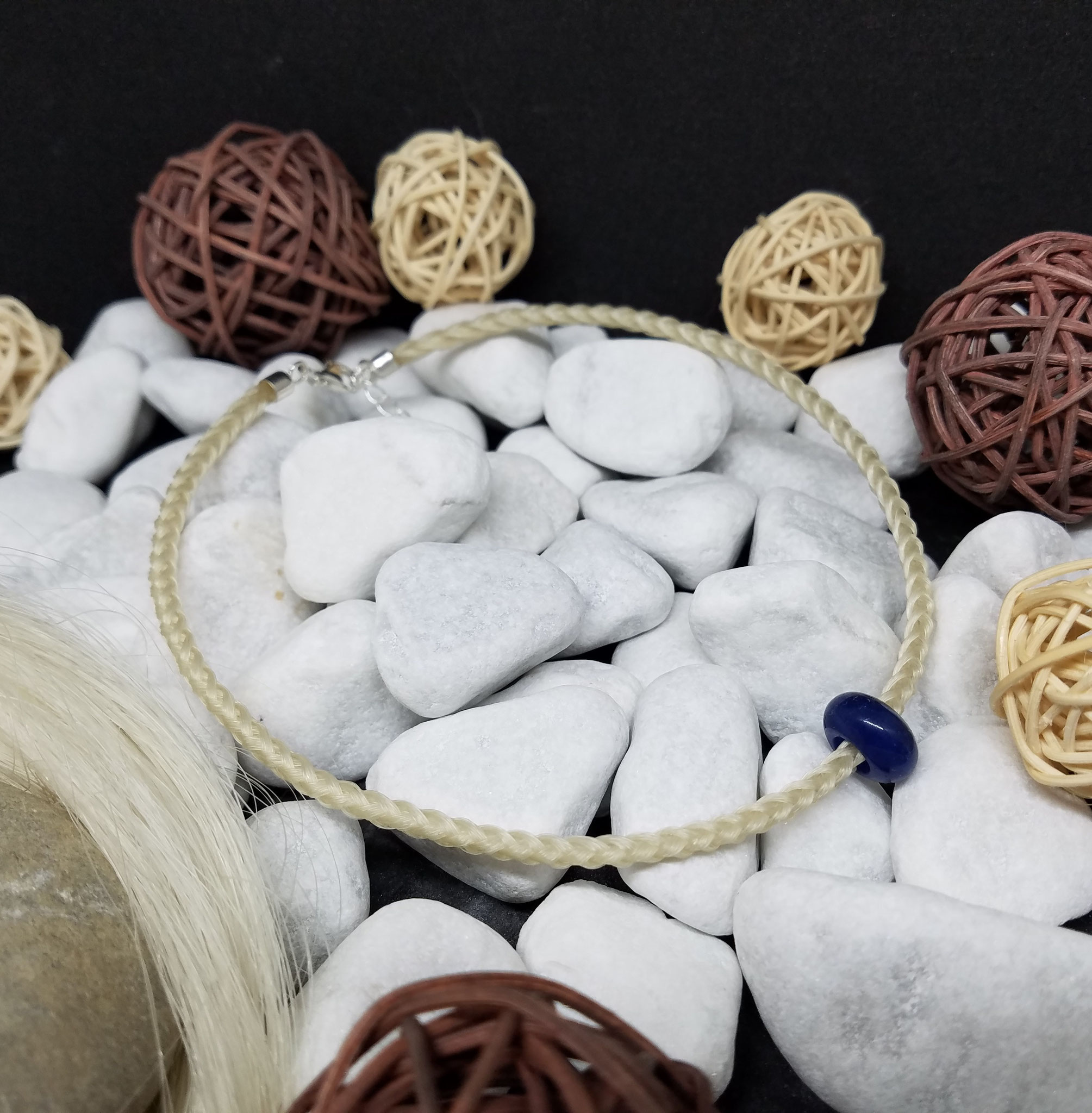 Rund geflochtenes Collier aus 6 weißen Strängen mit einem Edelstein "Blauer Aventurin", mit 925er Silber-Karabinerverschluss - Preis: 69 Euro