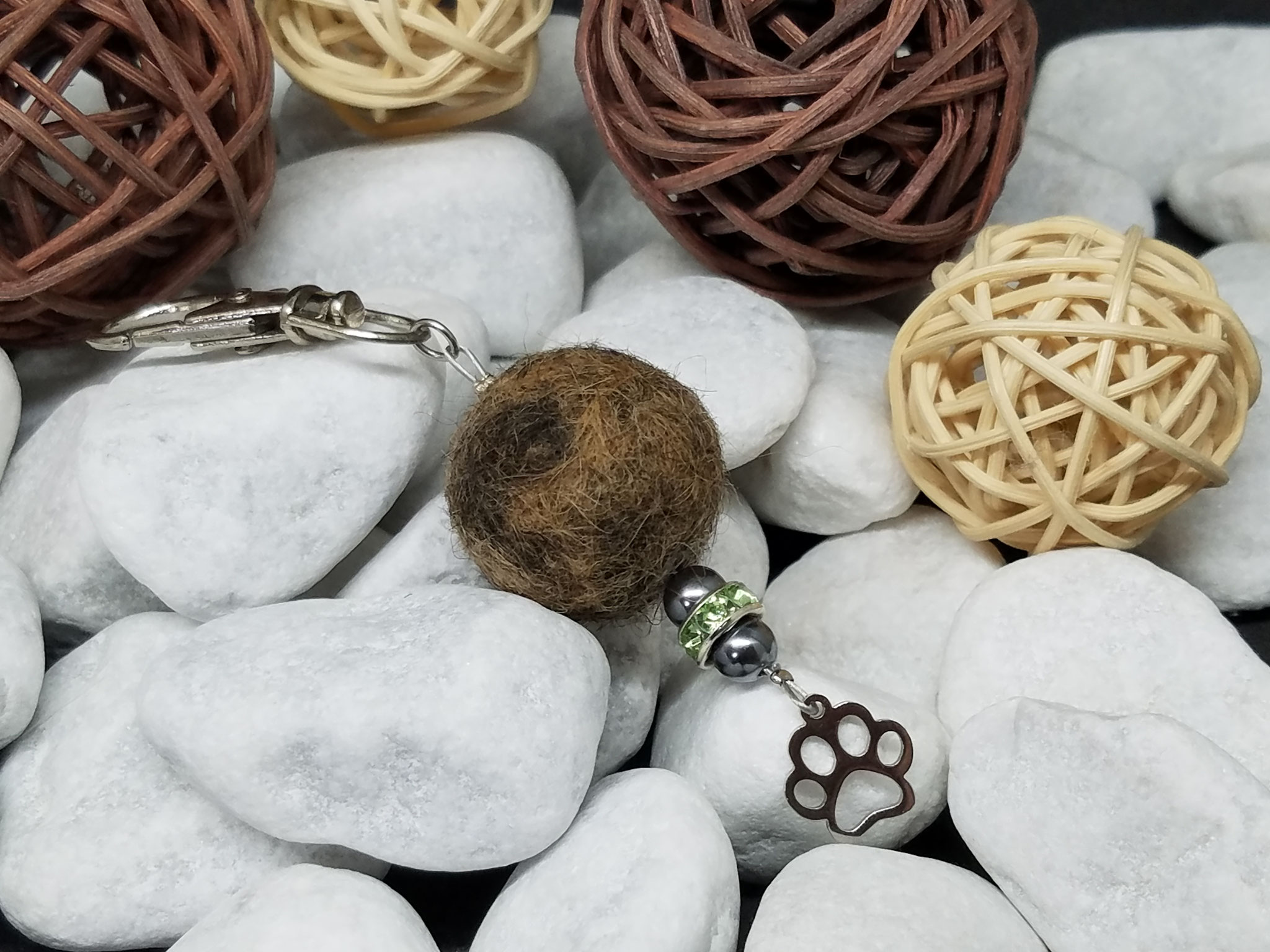 Kleiner Anhänger "Bällchen" aus einer gefilzten Tierhaar-Kugel, Kunstperlen, hellgrünem Glitzerrondell und kleinem Anhänger "Pfote" aus Edelstahl - Preis: 24 Euro