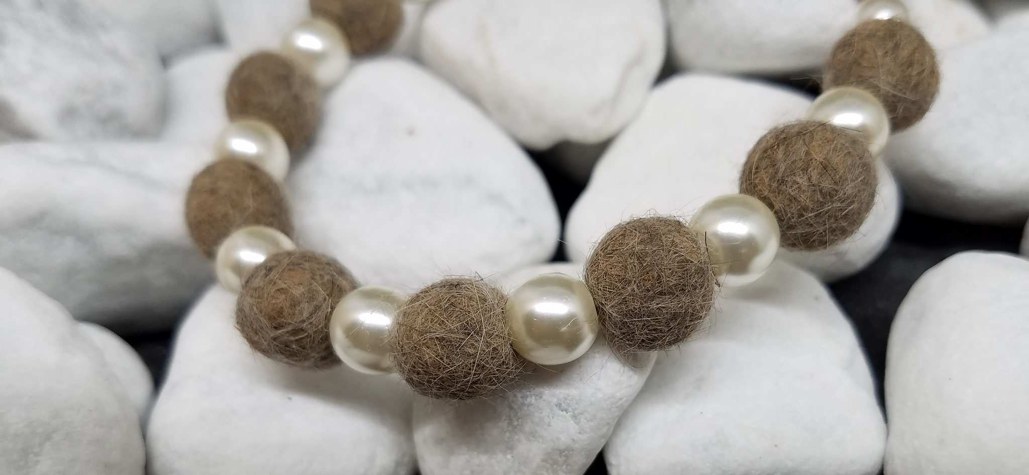 Armband "Luna": Kleinere gefilzte Haarkugeln mit größeren crémefarbenen Kunstperlen und 925er Silber-Karabinerverschluss - Preis: 49 Euro