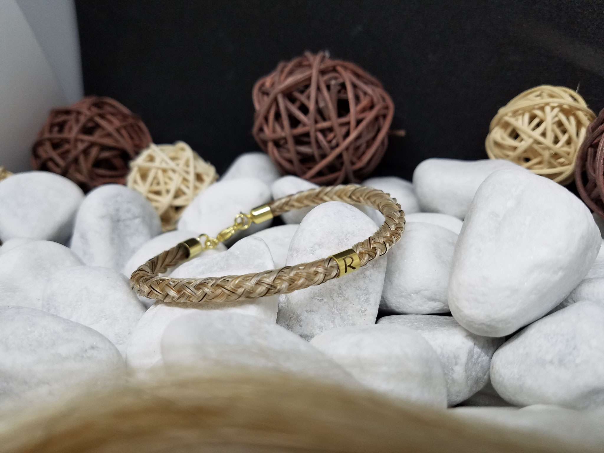 R8GS: Rund geflochtenes Armband aus 8 beigen Strängen mit dickerem 5 mm breitem 925er Silberröhrchen mit Gravur, mit vergoldetem 925er Silberverschluss - Preis: 89 Euro