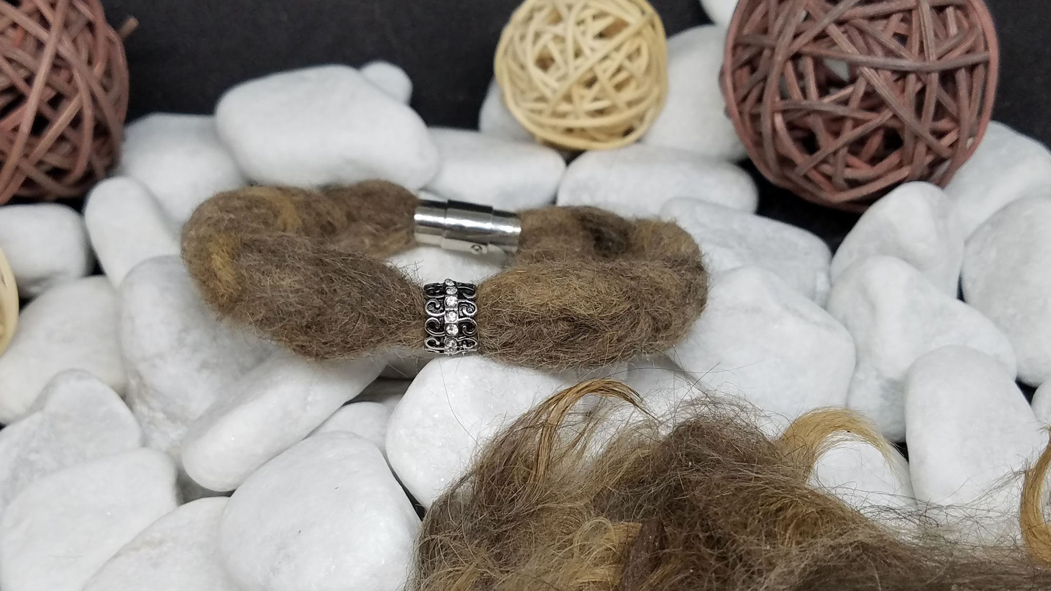 Armband "Balu" - gefilzter dicker Zopf mit Edelstahl-Bajonettverschluss, hier mit Edelstahlperle "Schleifen Strass" - Preis mit Perle: 44